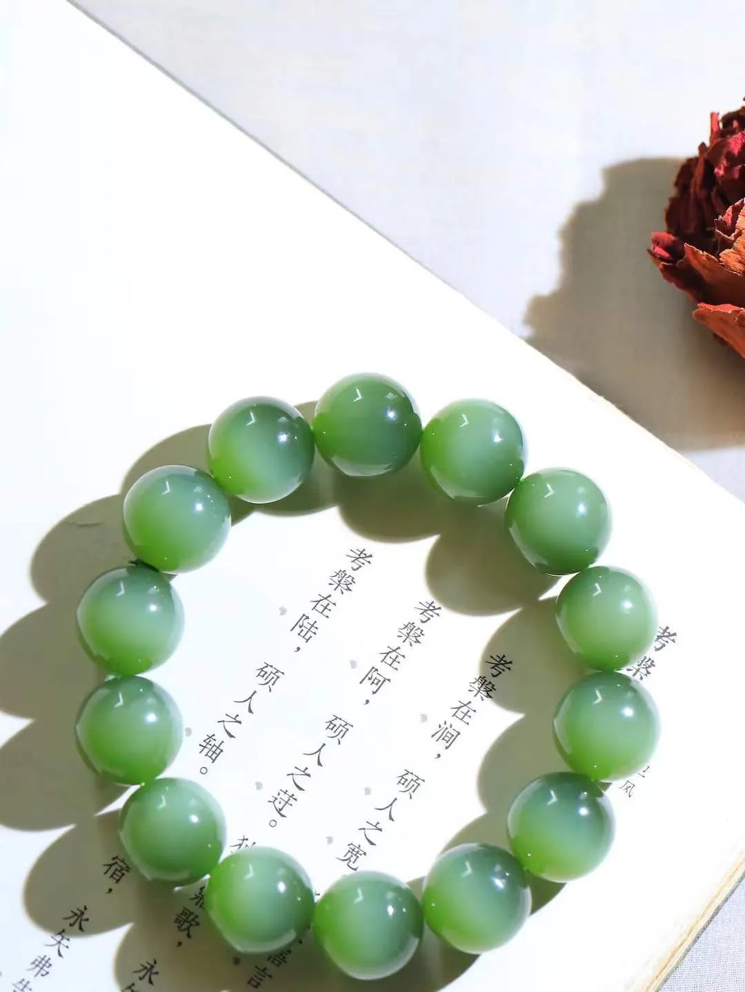 （猫眼手串）

收藏级和田玉碧玉猫眼圆珠手串 质地温润灵动 猫眼儿般的光中，有波光潋滟，也有梦幻清韵。行走于市井的喧嚣，相顾不言，便得清欢。重72.3克 尺寸取一14.7mm FDL-851052888