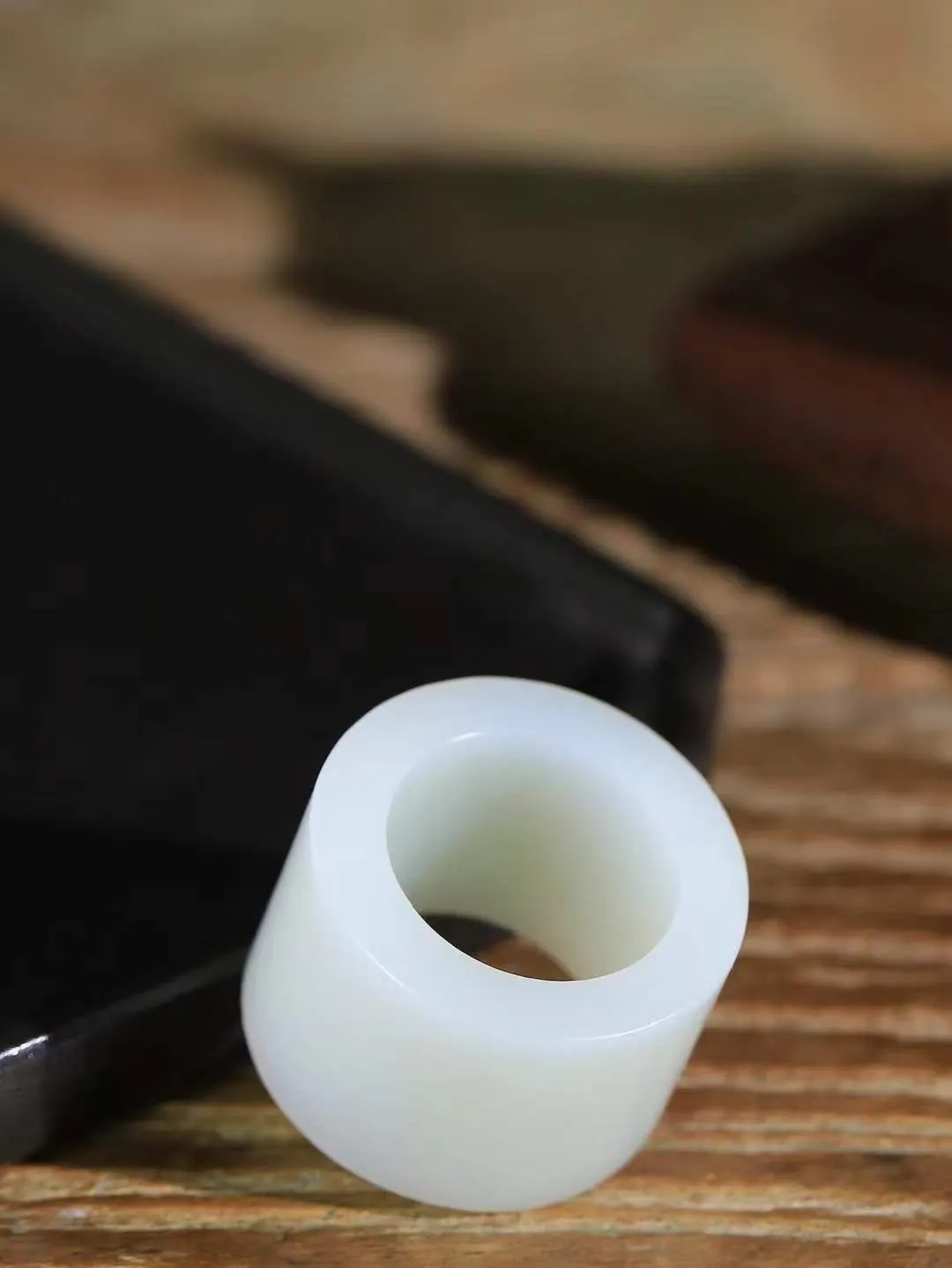 （古韵.扳指）

精品和田玉白玉扳指，玉质温润，油润感十足， 整器古韵生辉。优雅高贵。运筹帷幄于掌中，决胜于千里之外。重31.6克   圈口22mm  尺寸22.5-5.8mm  231052933A