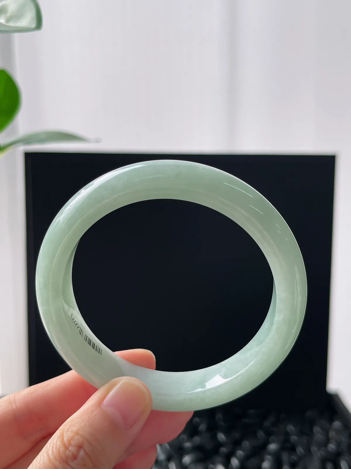 正圈56.6圈口，翡翠糯化种飘绿手镯