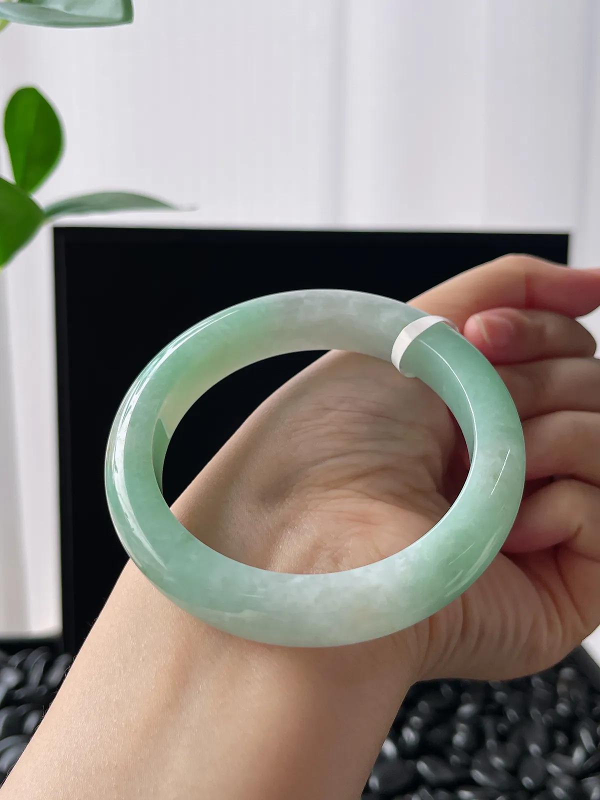 正圈56圈口，翡翠糯化种淡绿色手镯