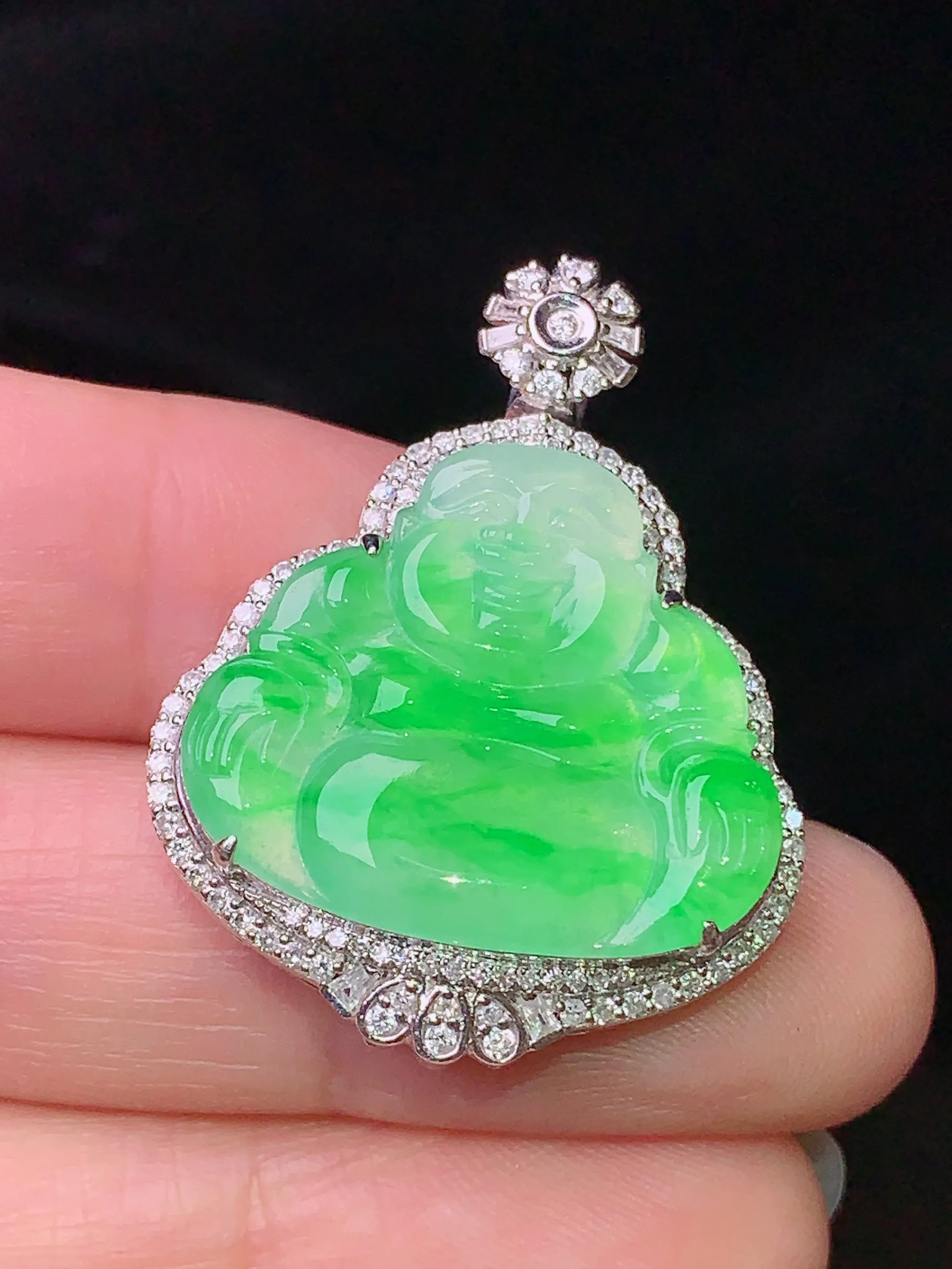 18k金钻镶嵌翠绿佛公吊坠 玉质细腻 色泽艳丽 水润亮眼  整体尺寸32.6*25.2*7.8
