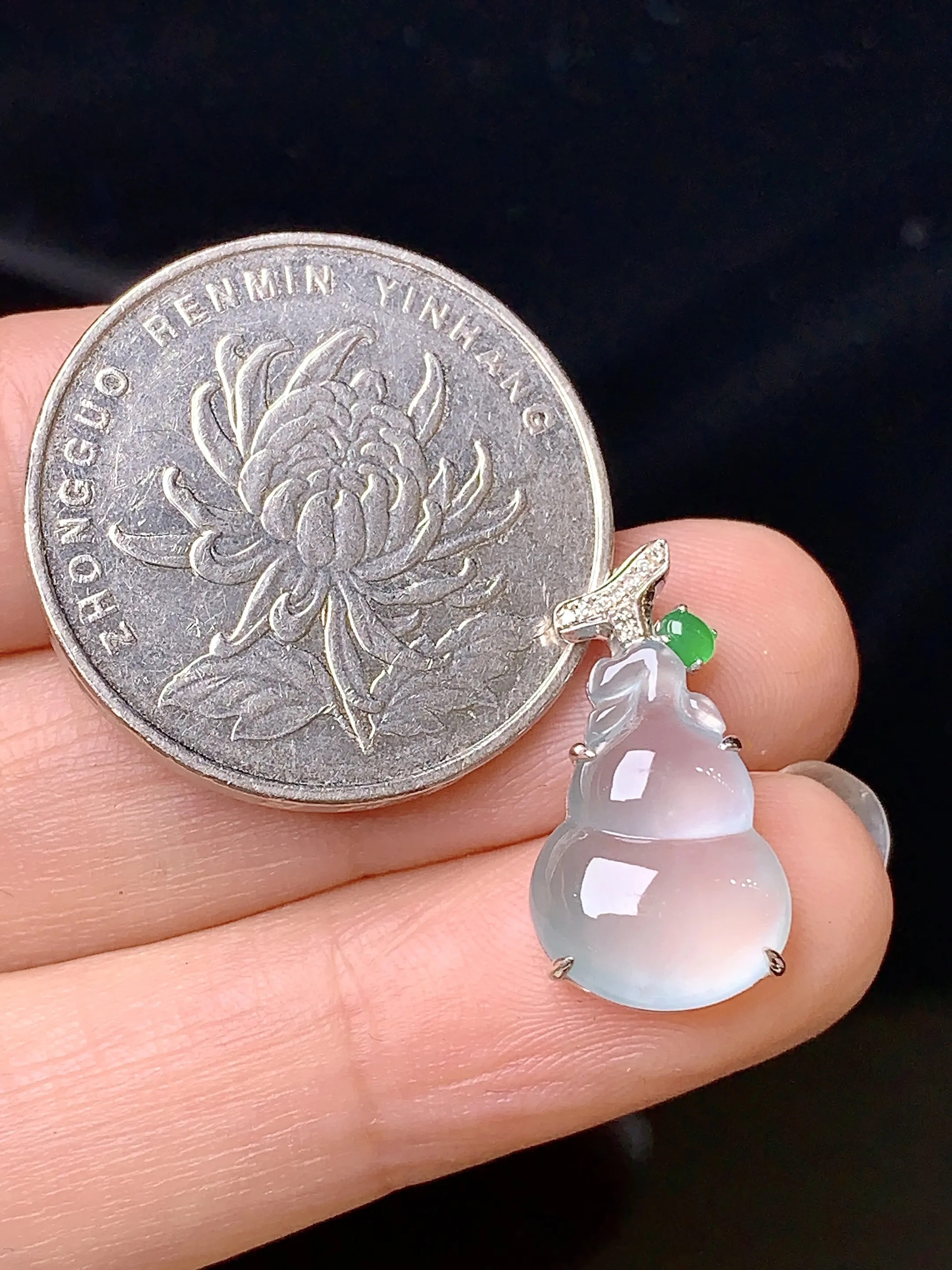 18k金钻镶嵌冰种葫芦吊坠 玉质细腻 色泽艳丽 水润亮眼  整体尺寸19.5*10.6*4.5