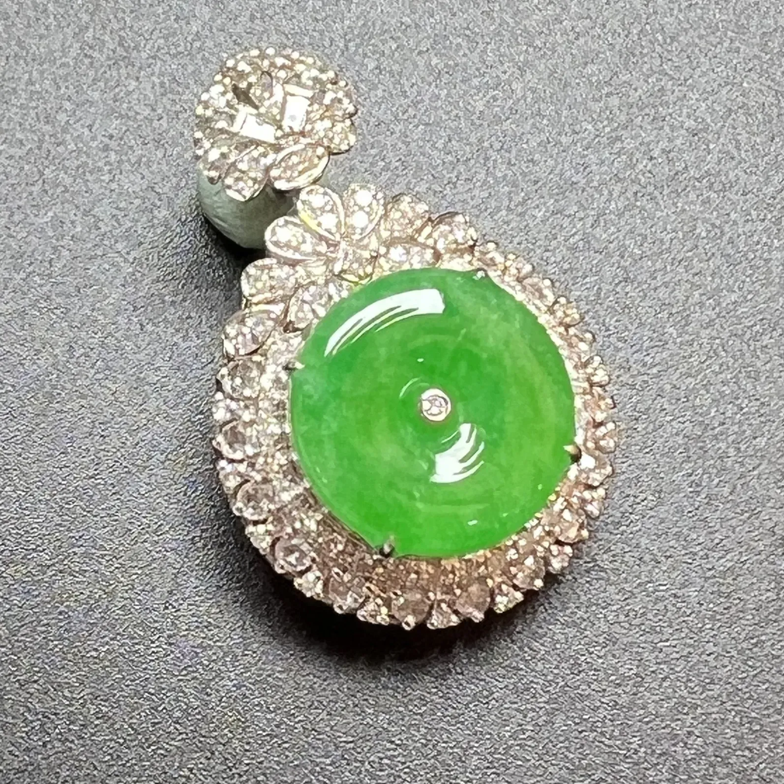 满绿平安扣整体尺寸30.6*20.6*11.1。裸石尺寸14*3.3