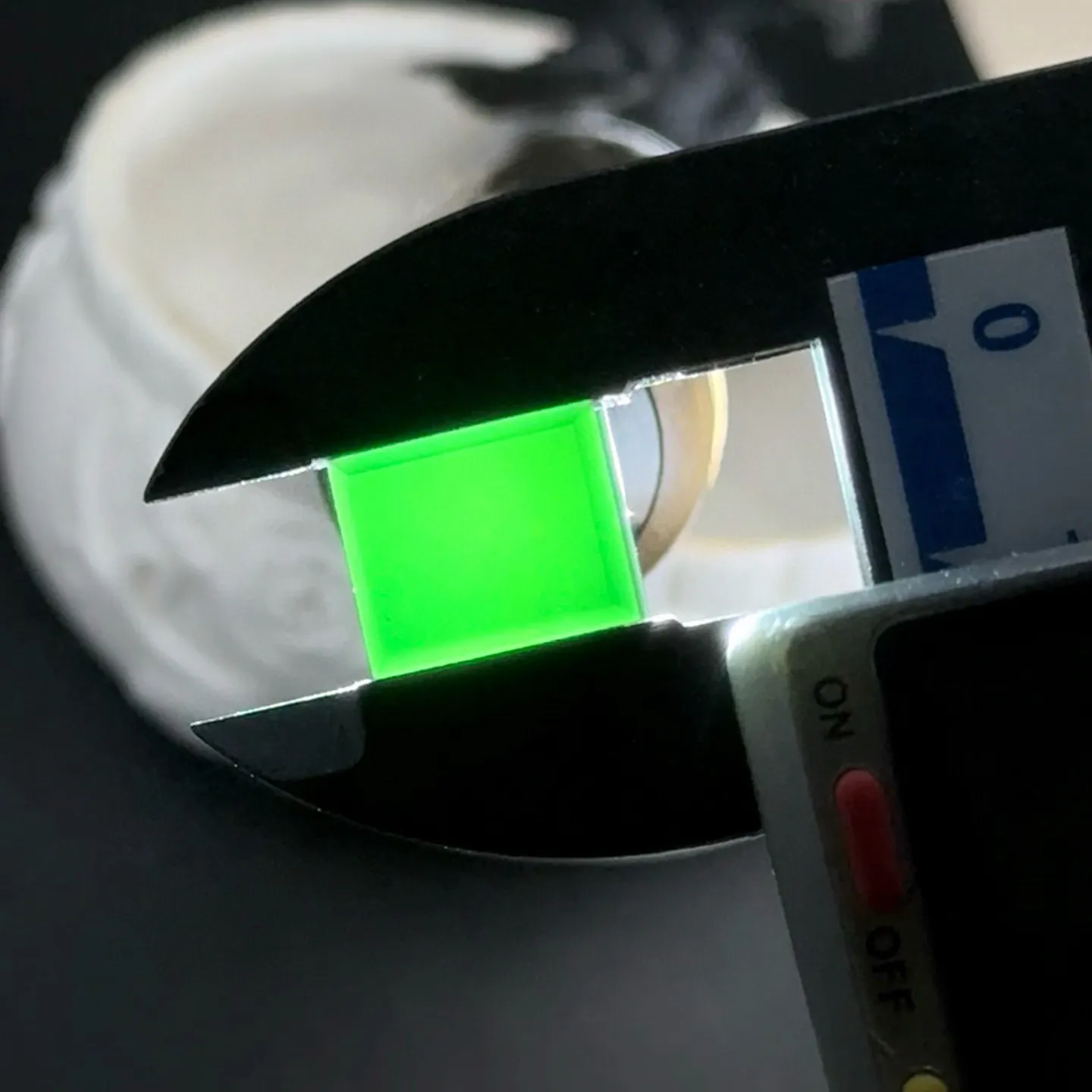 墨翠长方戒面裸石一枚 种好色正 黑度极好 打灯通透 油性十足 尺寸12.3