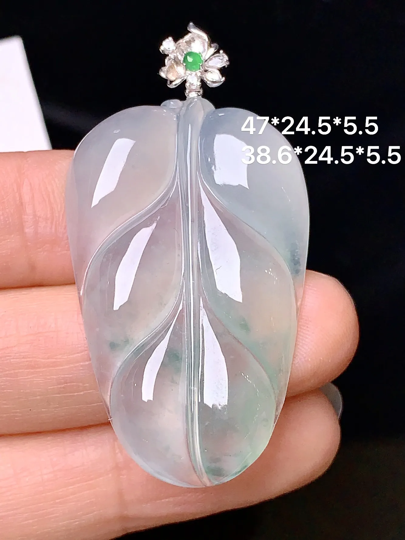 18k金钻镶嵌冰种树叶吊坠 玉质细腻 色泽艳丽 水润亮眼  整体尺寸47*24.5*5.5