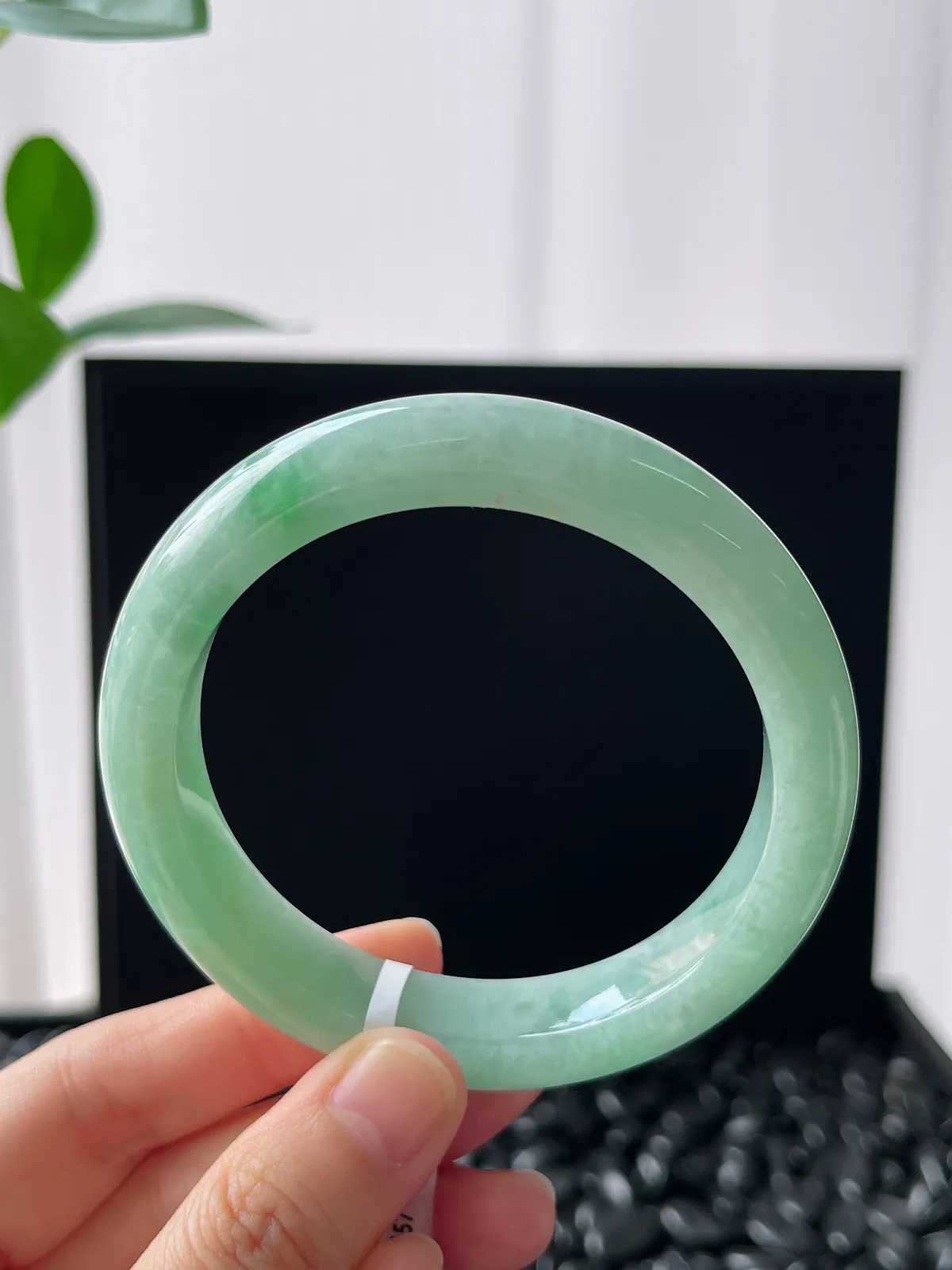 正圈57圈口，翡翠糯化种淡绿色手镯