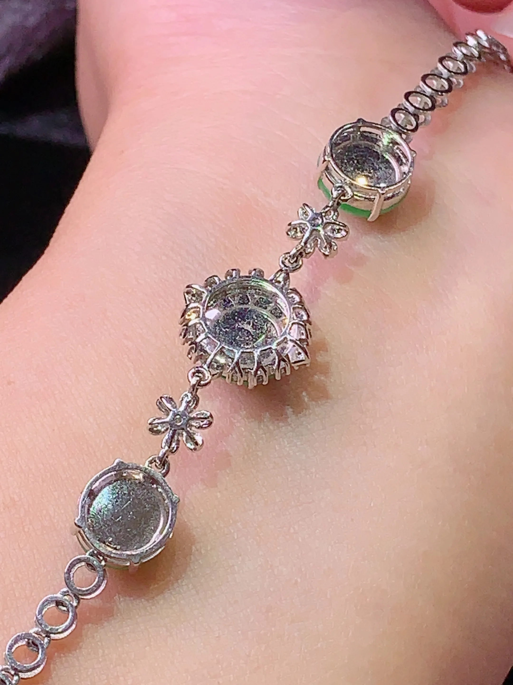 18k金钻镶嵌翠绿蛋面手链 玉质细腻 色泽艳丽 水润亮眼  整体尺寸48*12.6*6.8