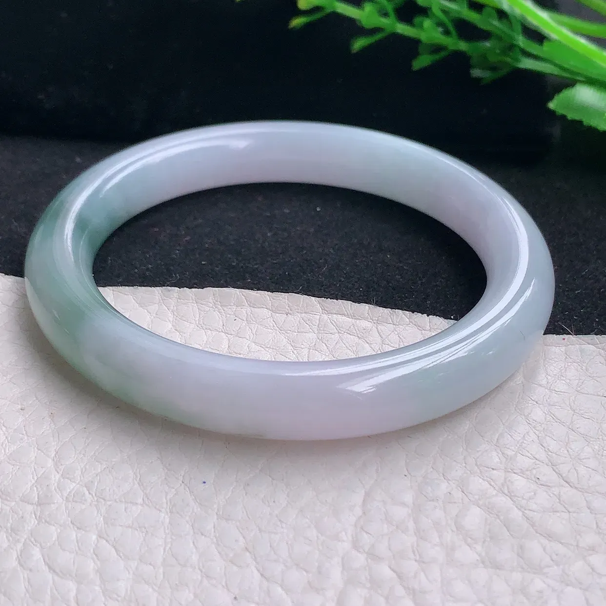 z自然光54*9.3*9美人镯 天然缅甸翡翠a货飘花秀气圆条珠宝玉手镯