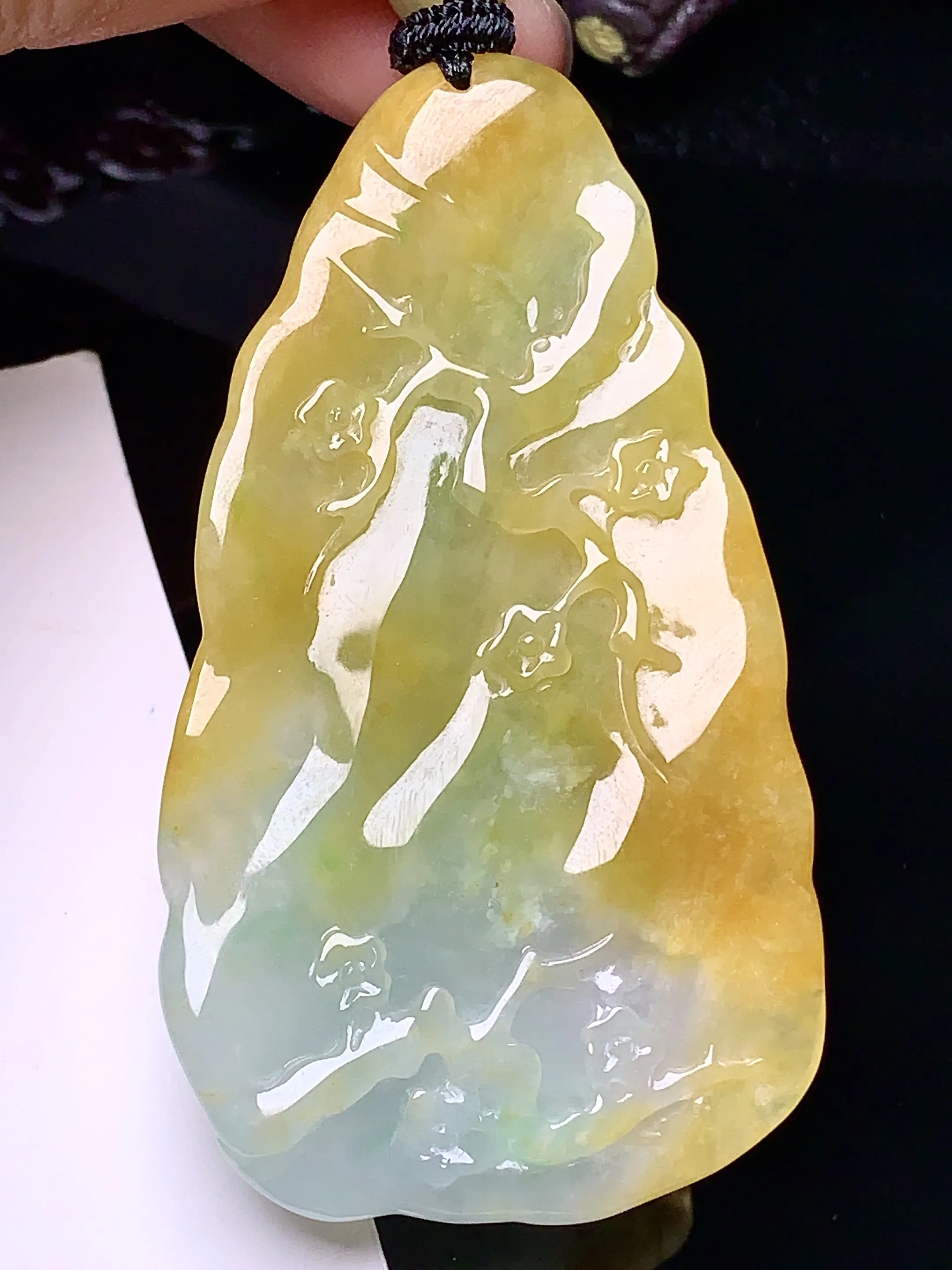 飘黄绿老虎出山吊坠 玉质细腻 色泽艳丽 水润亮眼  整体尺寸66.2*36*13.8