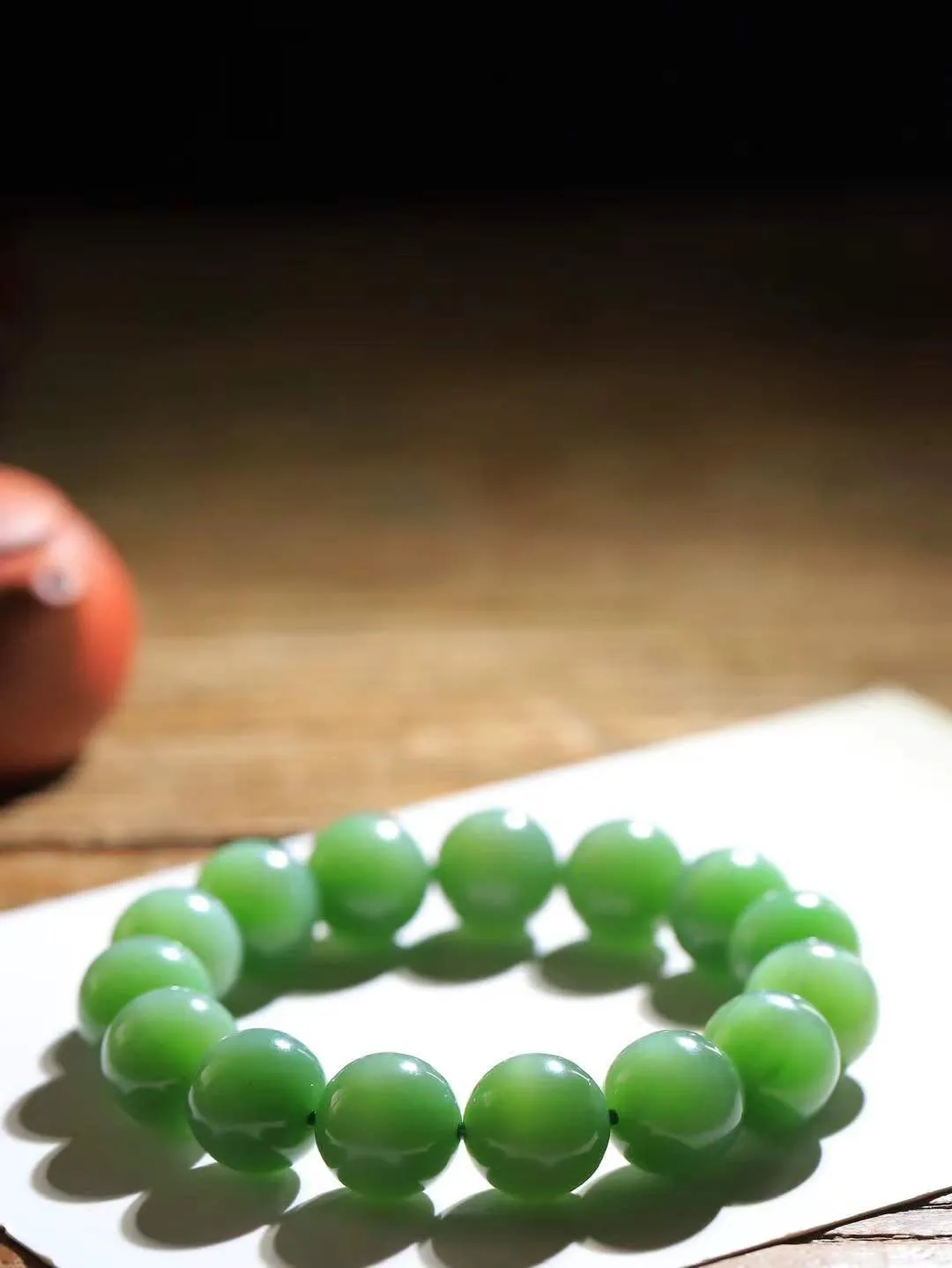 【珠圆玉润.手串】

精品和田玉碧玉猫眼珠圆玉润手串 玉质温润细腻  整串打磨圆润，佩戴舒适。珠珠落玉盘，间关莺语花底滑，一生美好时光，无论身在何处，都有它相伴相守。事事顺遂，幸福美满，吉祥如意。重62.5克 尺寸取一13.8mm  FDA-221082833