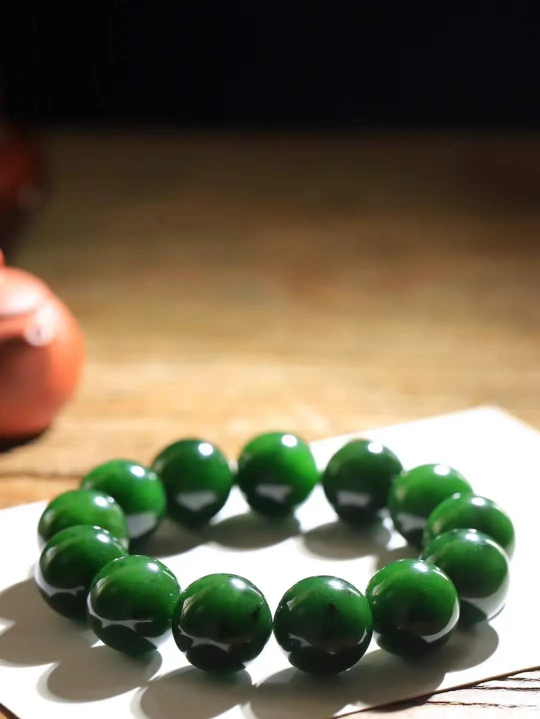 ^_^【珠圆玉润.手串】

精品和田玉碧玉珠圆玉润手串 玉质温润细腻  整串打磨圆润，佩戴舒适。珠珠落玉盘，间关莺语花底滑，一生美好时光，无论身在何处，都有它相伴相守。事事顺遂，幸福美满，吉祥如意。重116.4克 尺寸取一17.8mm  FDA-221082833