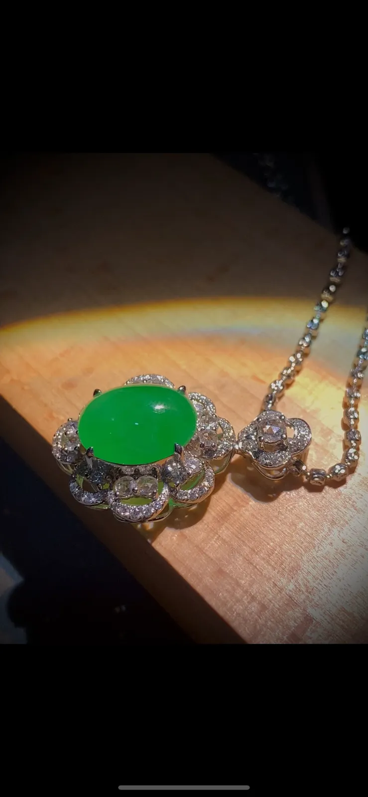 绿蛋面吊坠，裸石12.6-10.2-5mm，
整体28-18.5-11mm，
18K金，南非钻，不配链
