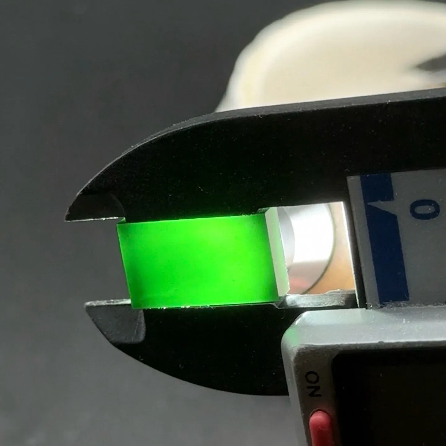 精品墨翠长方戒面一枚 种好色正 黑度极好 打灯通透油性十足  尺寸15.8