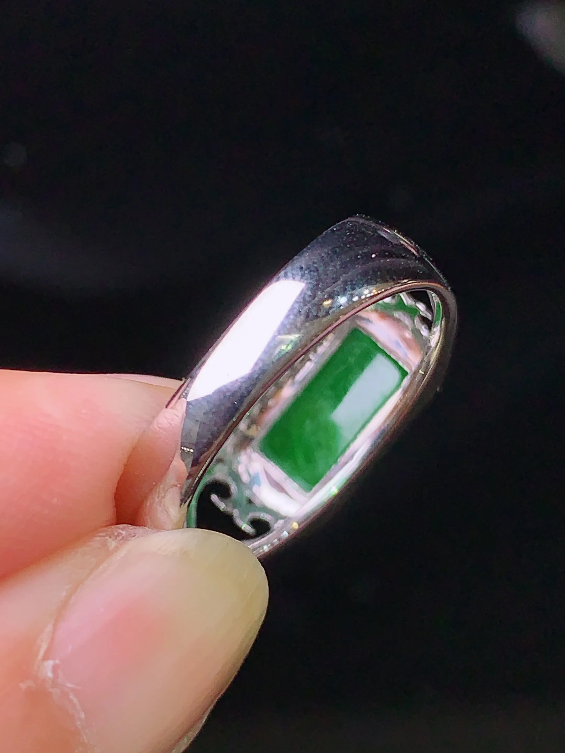 18k金钻镶嵌满绿玉柱戒指 玉质细腻 色泽艳丽 水润亮眼  圈口16 整体尺寸4.8*9.2*2