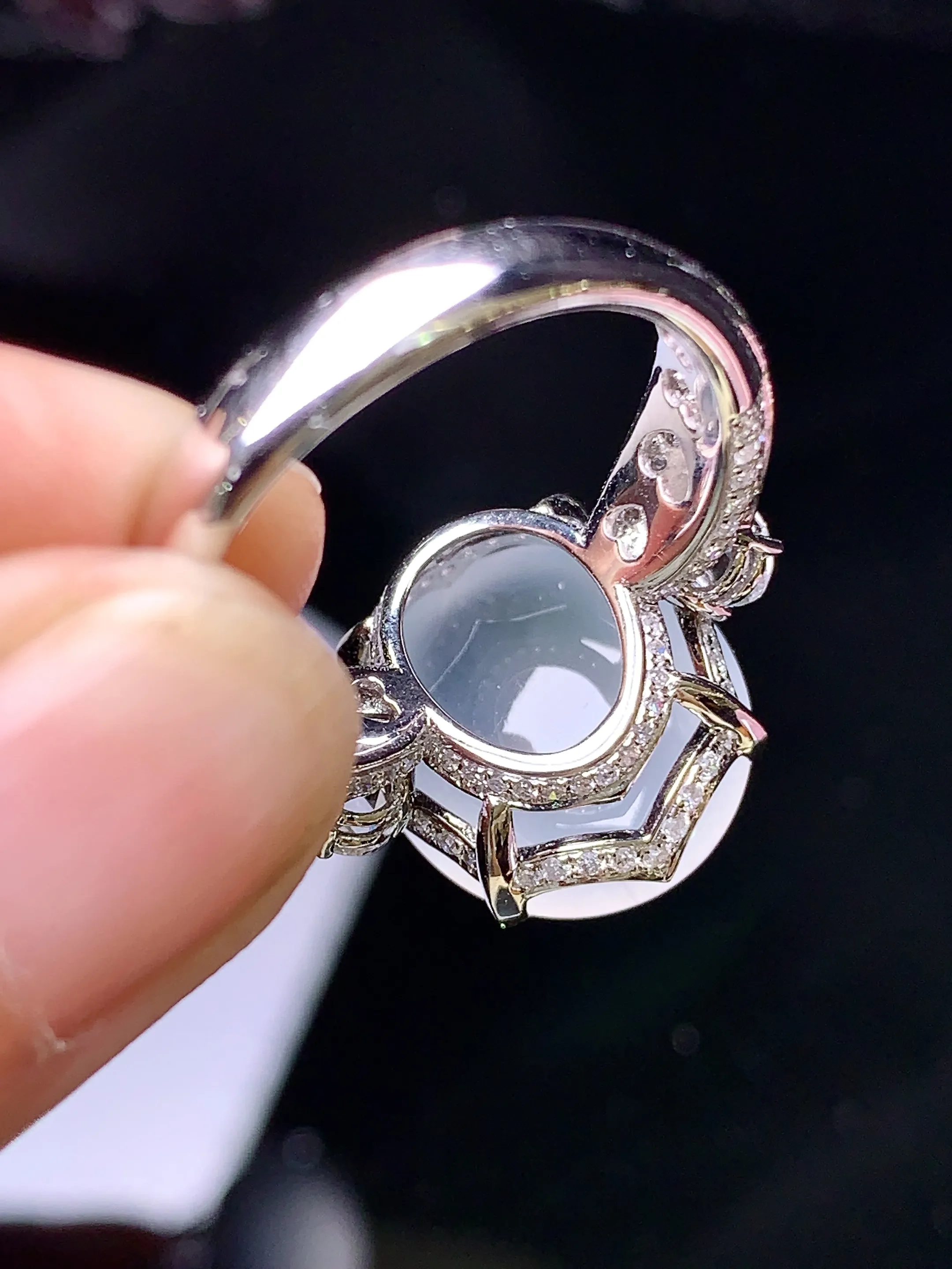 18k金钻镶嵌冰种蛋面戒指 玉质细腻 色泽艳丽 水润亮眼  圈15 整体尺寸15.7*13.3*6.5