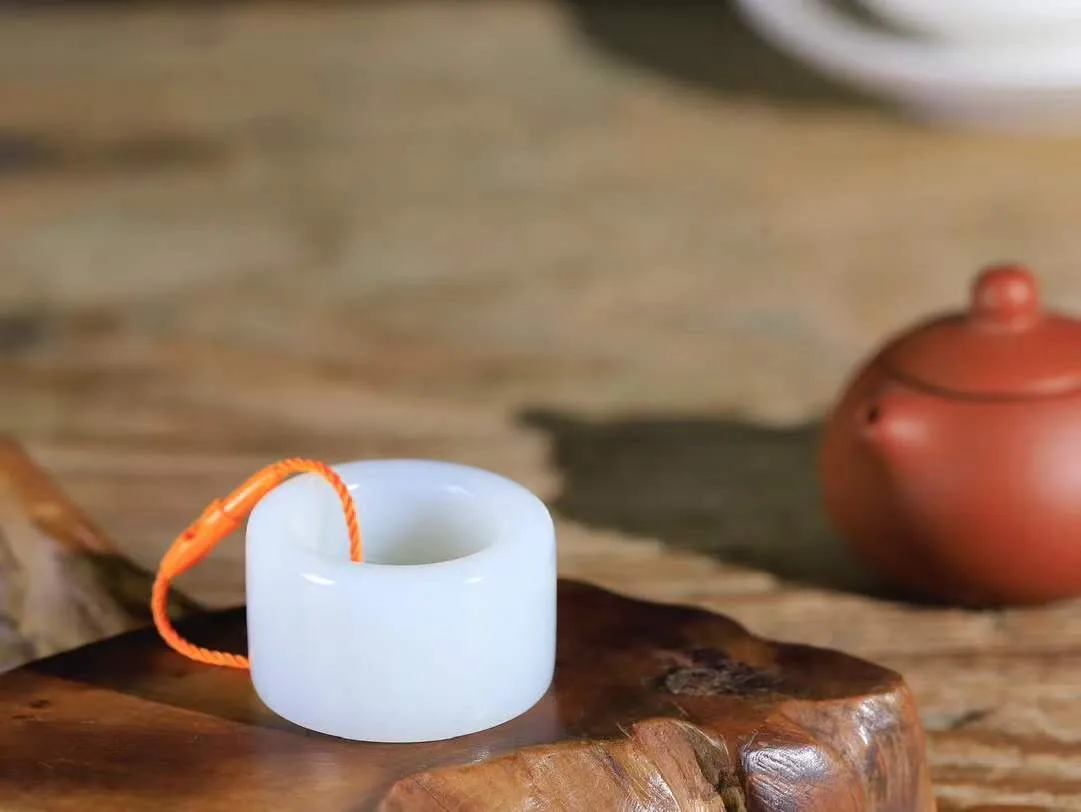 【古韵·扳指】

精品和田玉白玉扳指，玉质温润，油润感十足， 整器古韵生辉。优雅高贵。运筹帷幄