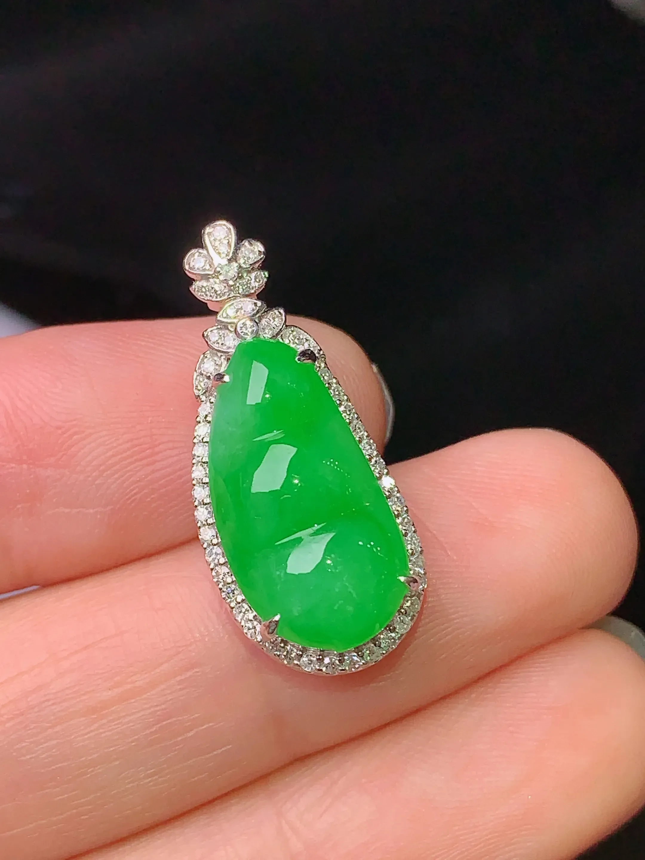 18k金钻镶嵌满绿四季豆吊坠 玉质细腻 色泽艳丽 水润亮眼  整体尺寸25.7*11*8.2