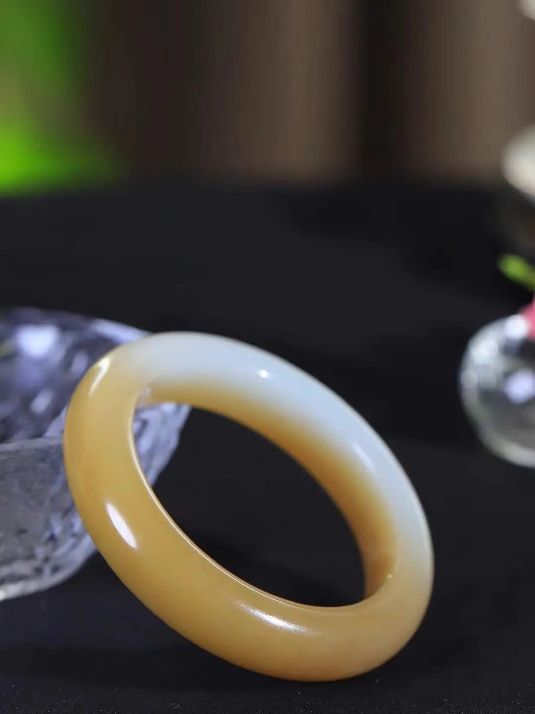 （温柔雅致.手镯）

精品️和田玉糖白玉手镯。镯型饱满，温润细腻，脂润沁香。️执一卷书，沏一盏茶，着一袭裙，戴一只镯。淡淡浅笺，素心若兰，静赏玉中诗画。悠悠岁月，芊手轻摘，盛满诗样芳华。重65克   尺寸52.5-13.9-9.9mm    FDL-661072833