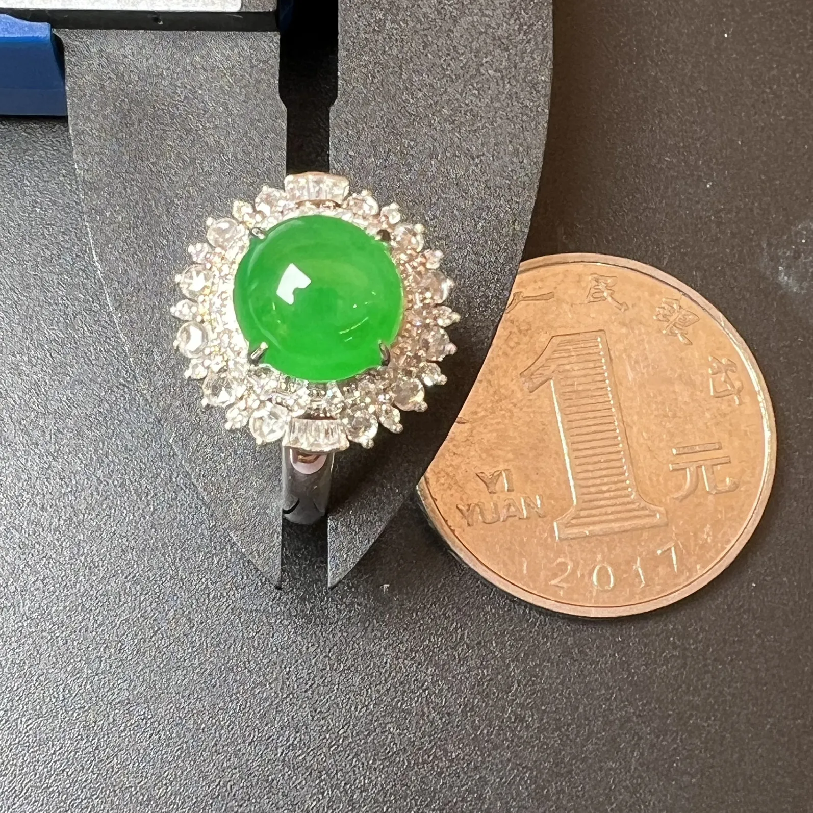 满绿戒指色辣饱满，整体尺寸15.1*15.3*13.1 裸石尺寸8.8*5.2