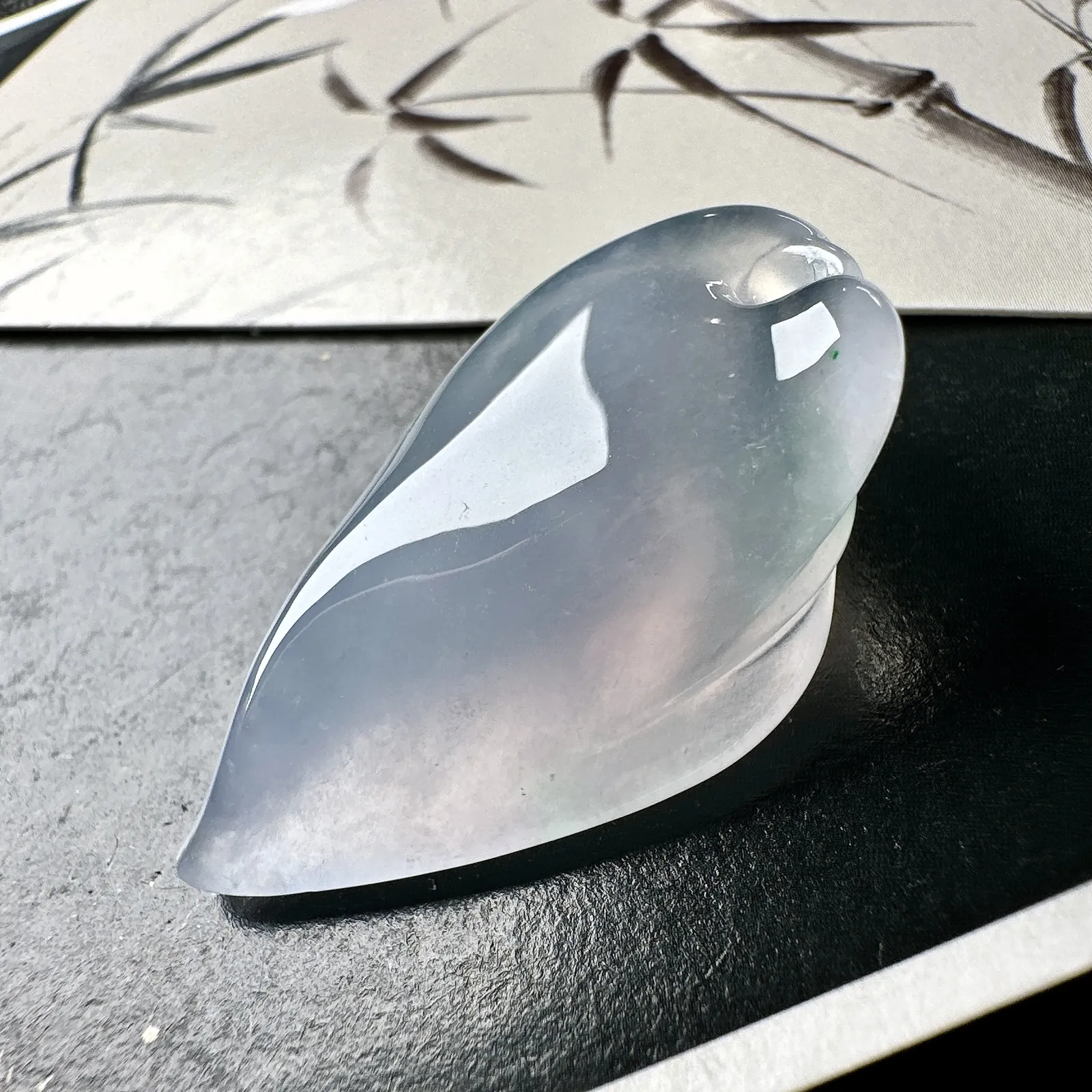 【冰种淡紫随形】质地细腻，冰润透亮，光泽出众，冰胶感十足