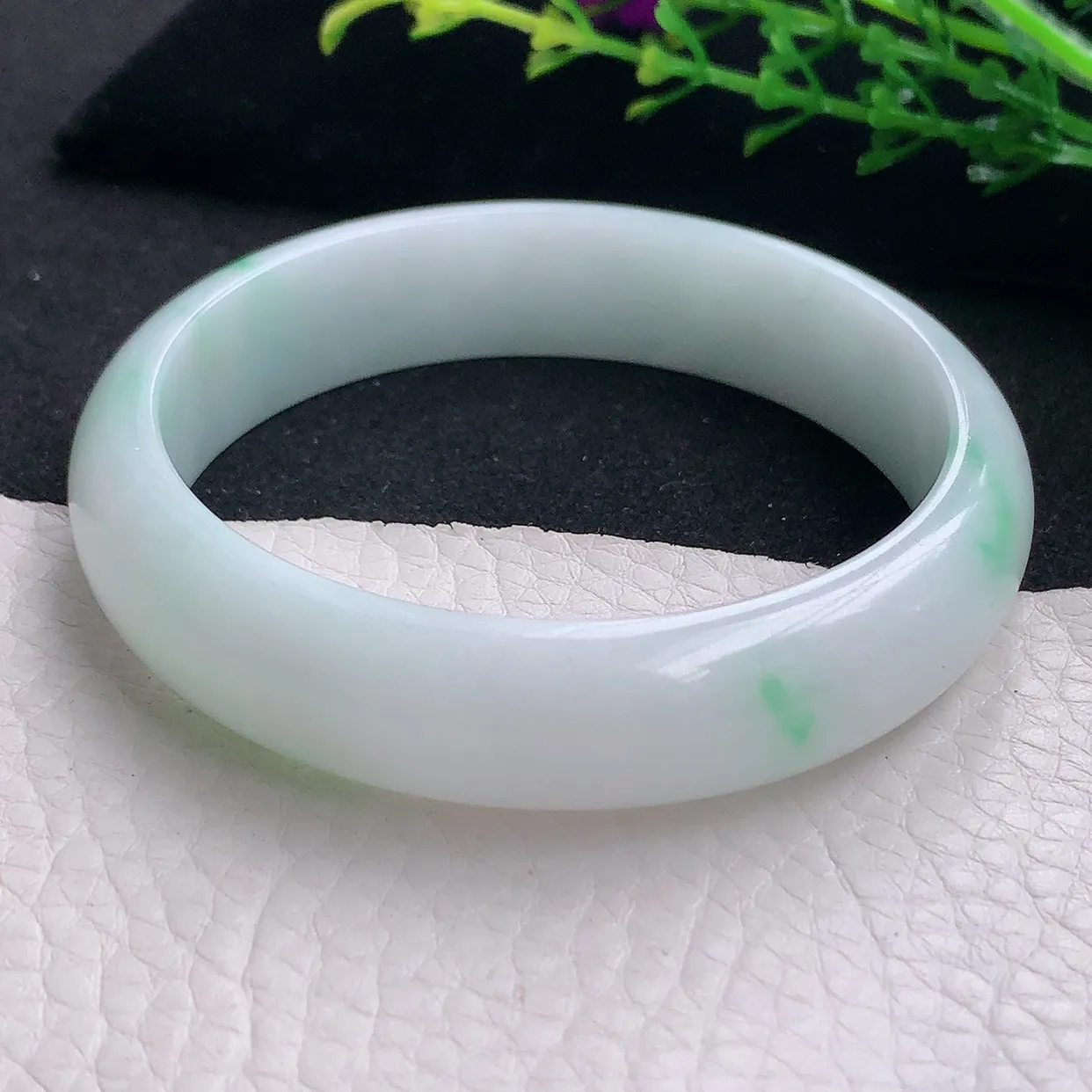 jm自然光57*13.7*7平安镯 天然缅甸翡翠a货飘绿宽边珠宝玉手镯