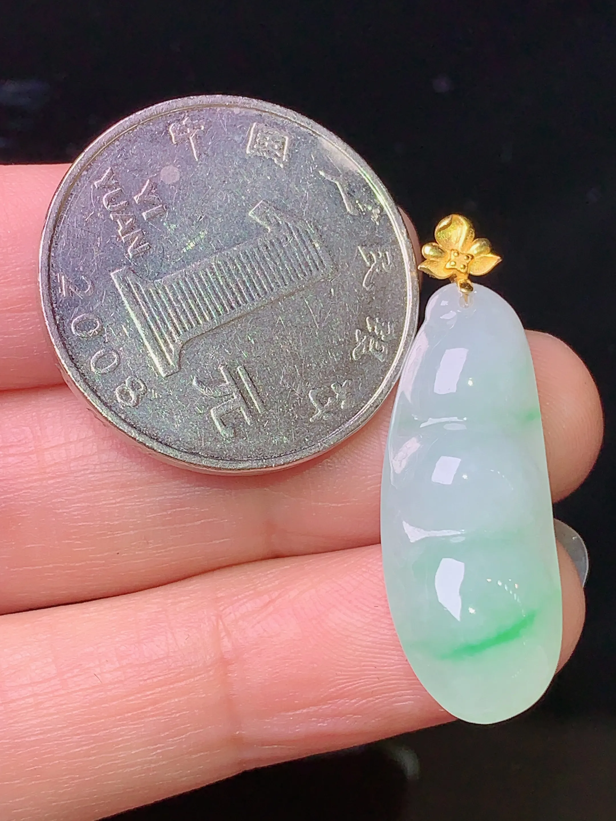 18k金镶嵌飘绿四季豆吊坠 玉质细腻 色泽艳丽 水润亮眼  整体尺寸33*11*6.8