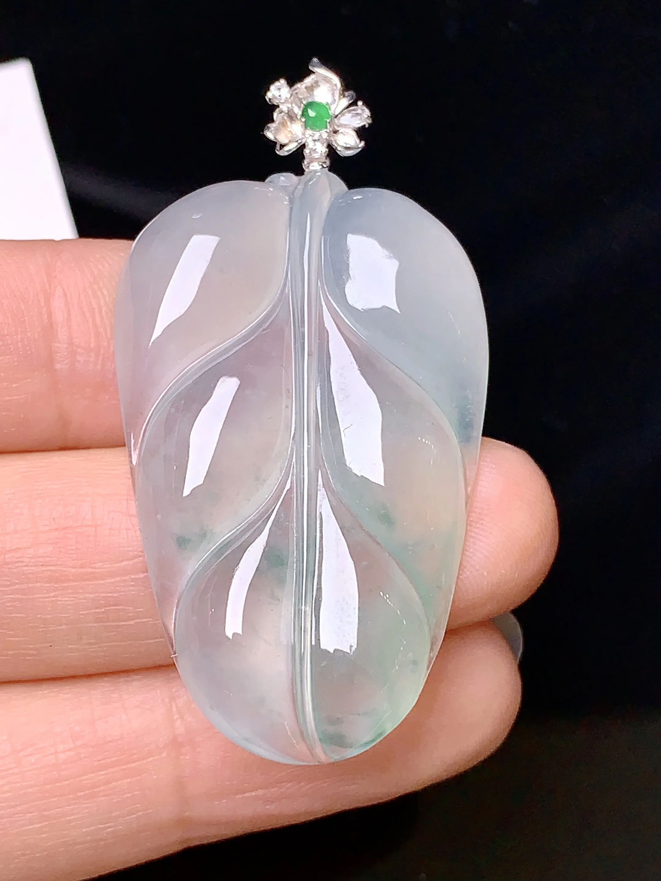 18k金钻镶嵌冰种树叶吊坠 玉质细腻 色泽艳丽 水润亮眼  整体尺寸47*24.5*5.5