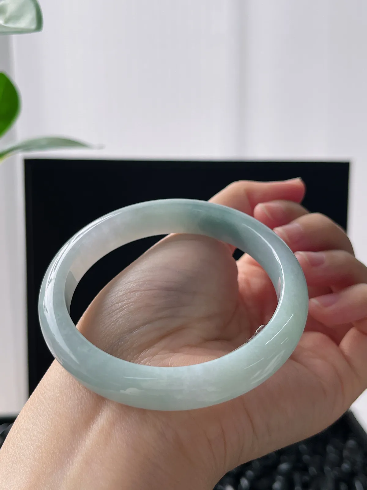 正圈57.2圈口，翡翠糯化种浅绿色手镯