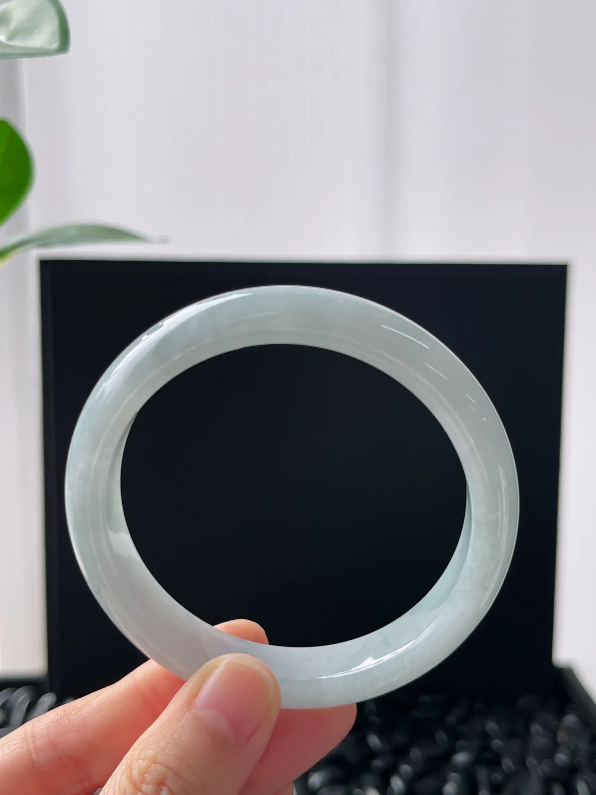 正圈55.7圈口，翡翠糯化种浅绿色手镯