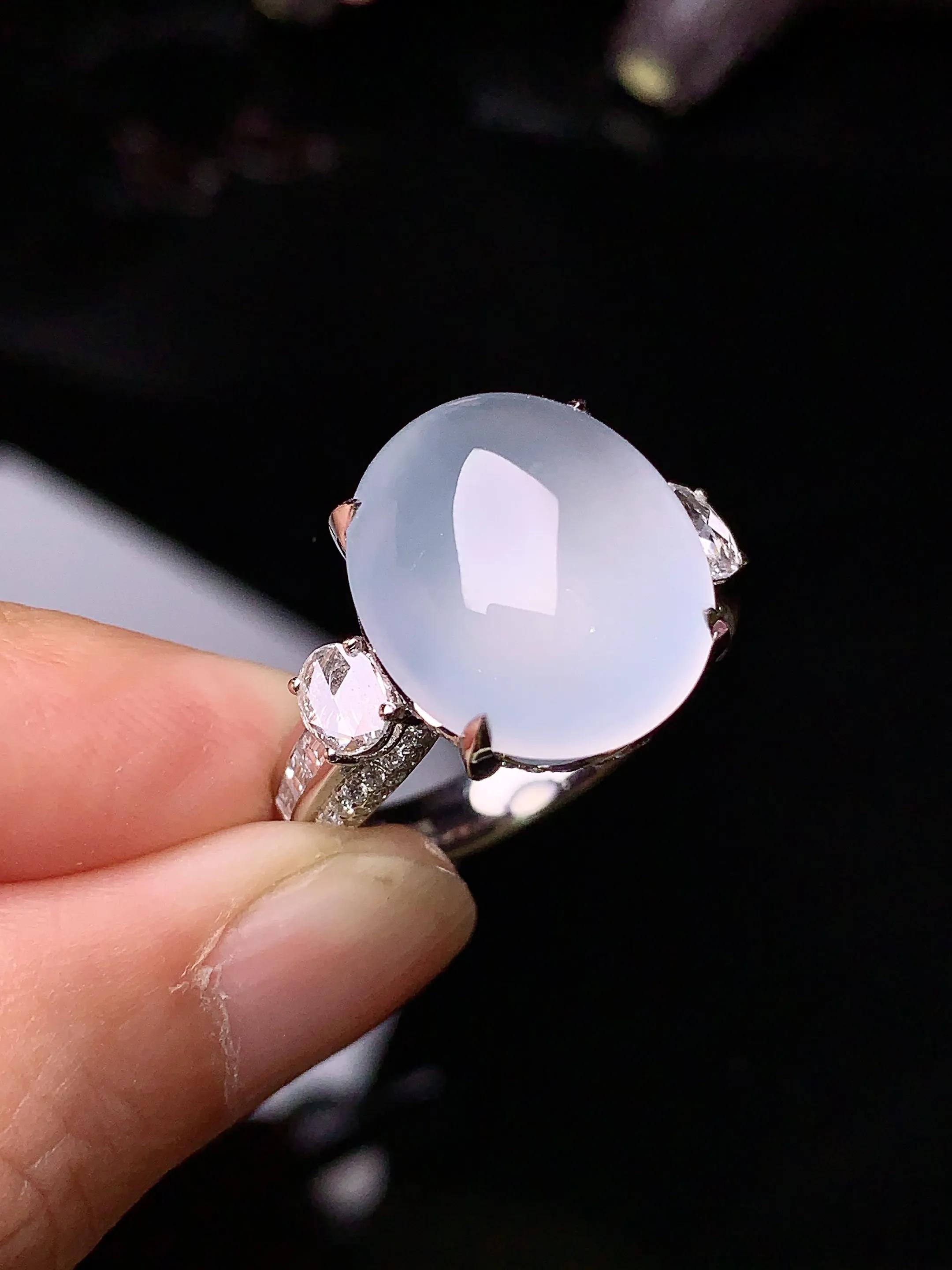 18k金钻镶嵌冰种蛋面戒指 玉质细腻 色泽艳丽 水润亮眼  圈15 整体尺寸15.7*13.3*6.