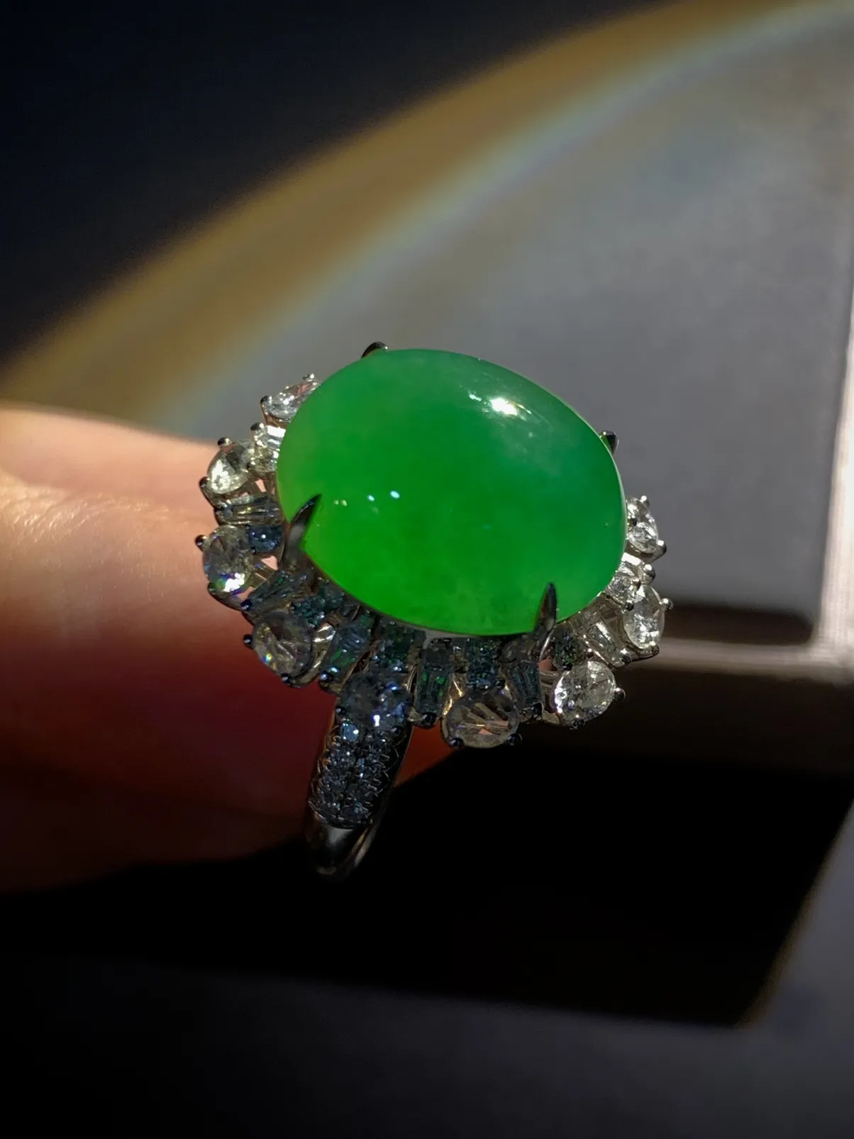 绿蛋面戒指，裸石约15.5-13.5-7mm，
13.5#可改，18K金，南非钻，