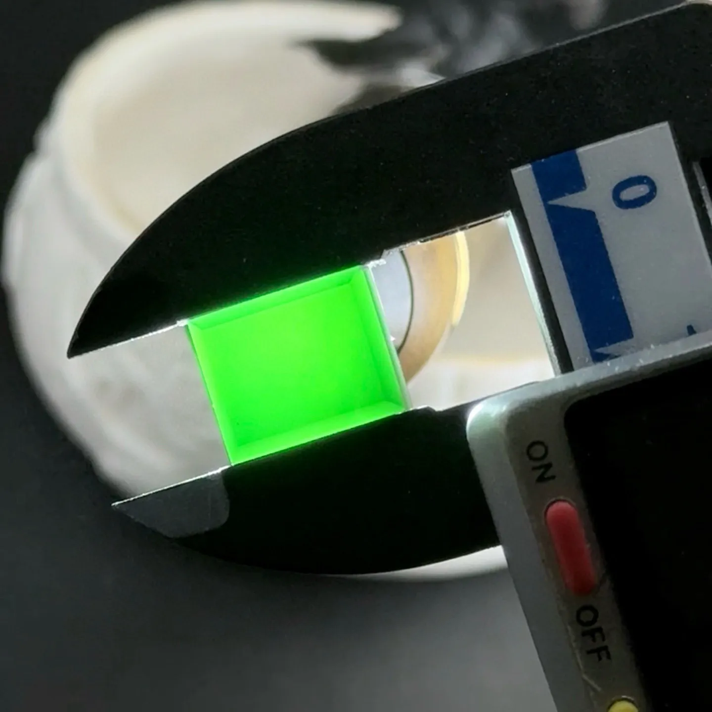 墨翠长方戒面裸石一枚 种好色正 黑度极好 打灯通透 油性十足 尺寸12.3