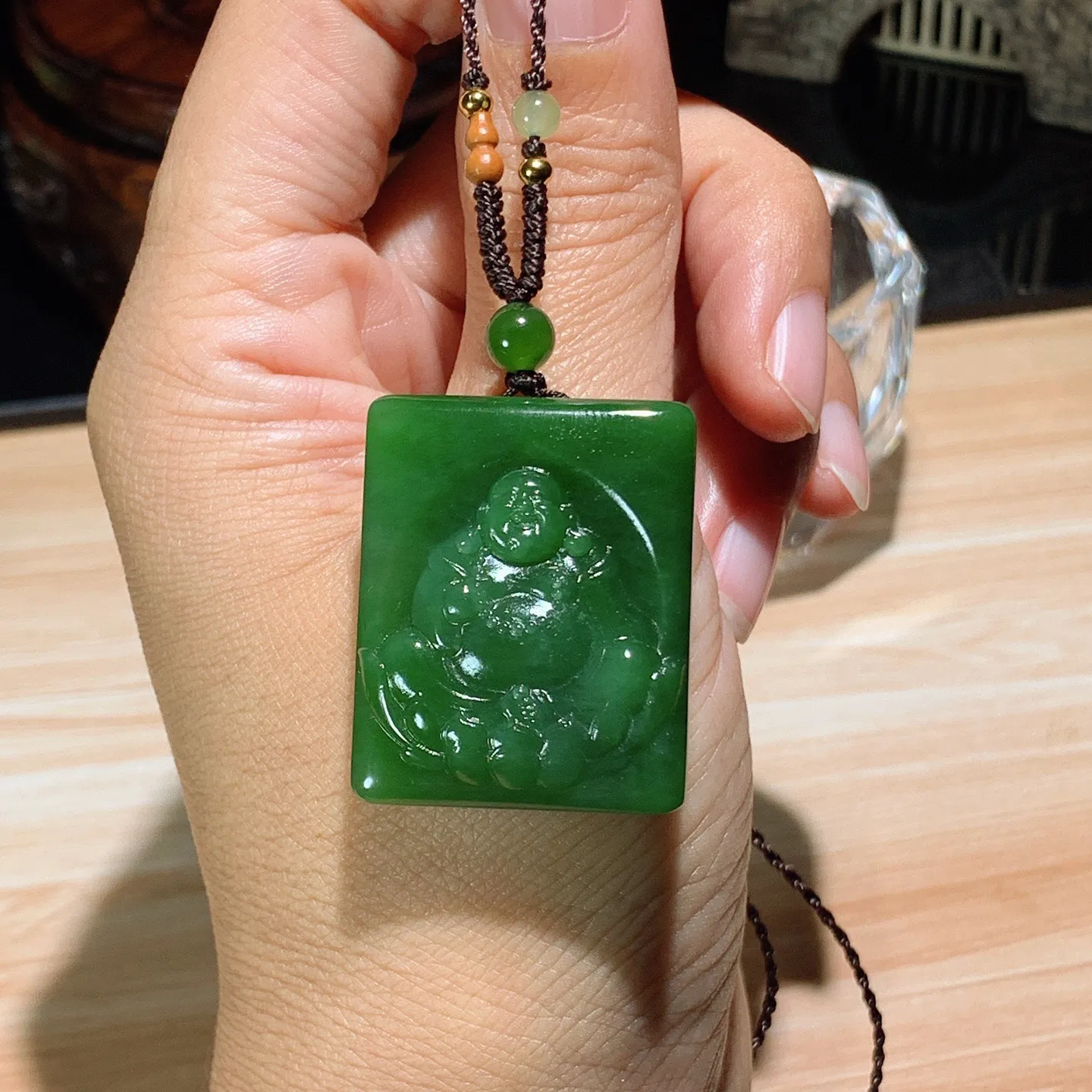 和田玉阳绿红皮料俄罗斯碧玉佛引福来挂件。尺寸34.5/28/10重24克 无裂无杂 玉质细腻油润 底色纯净 脂粉好，品质好。lt251029