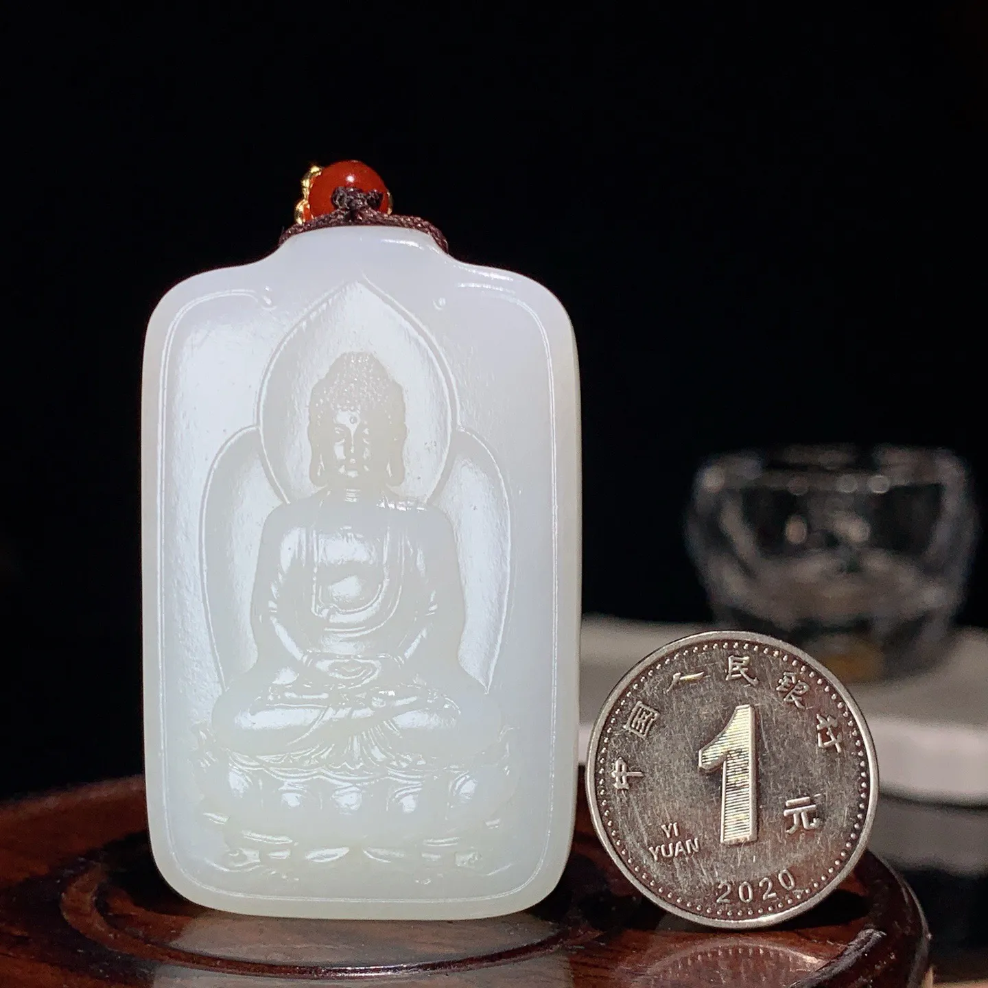 和田玉白玉羊脂白阿弥陀佛牌子挂件。尺寸53/34/11重45.5克 白度一级。无裂无杂 玉质细腻油润 底色纯净 脂粉好，品质好。lt251027