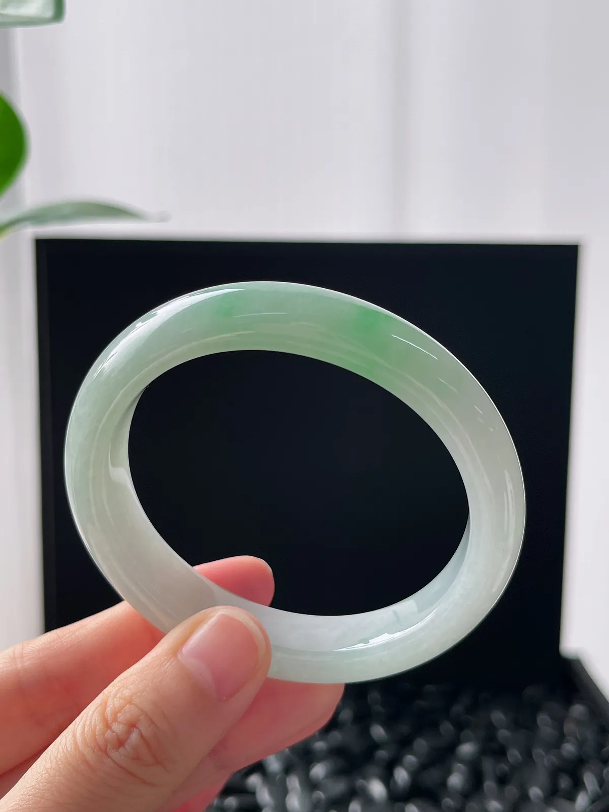 贵妃镯54圈口，翡翠冰糯种飘绿手镯