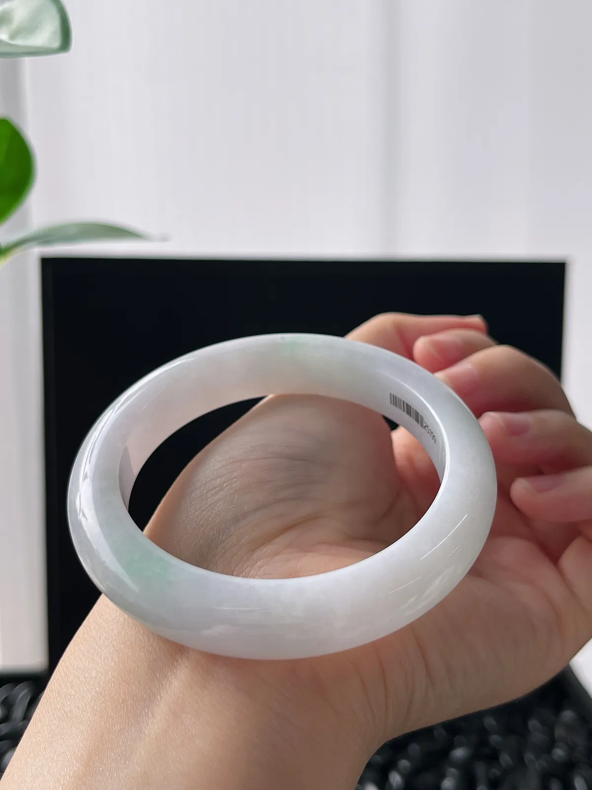 正圈55.8圈口，翡翠糯化种飘绿手镯