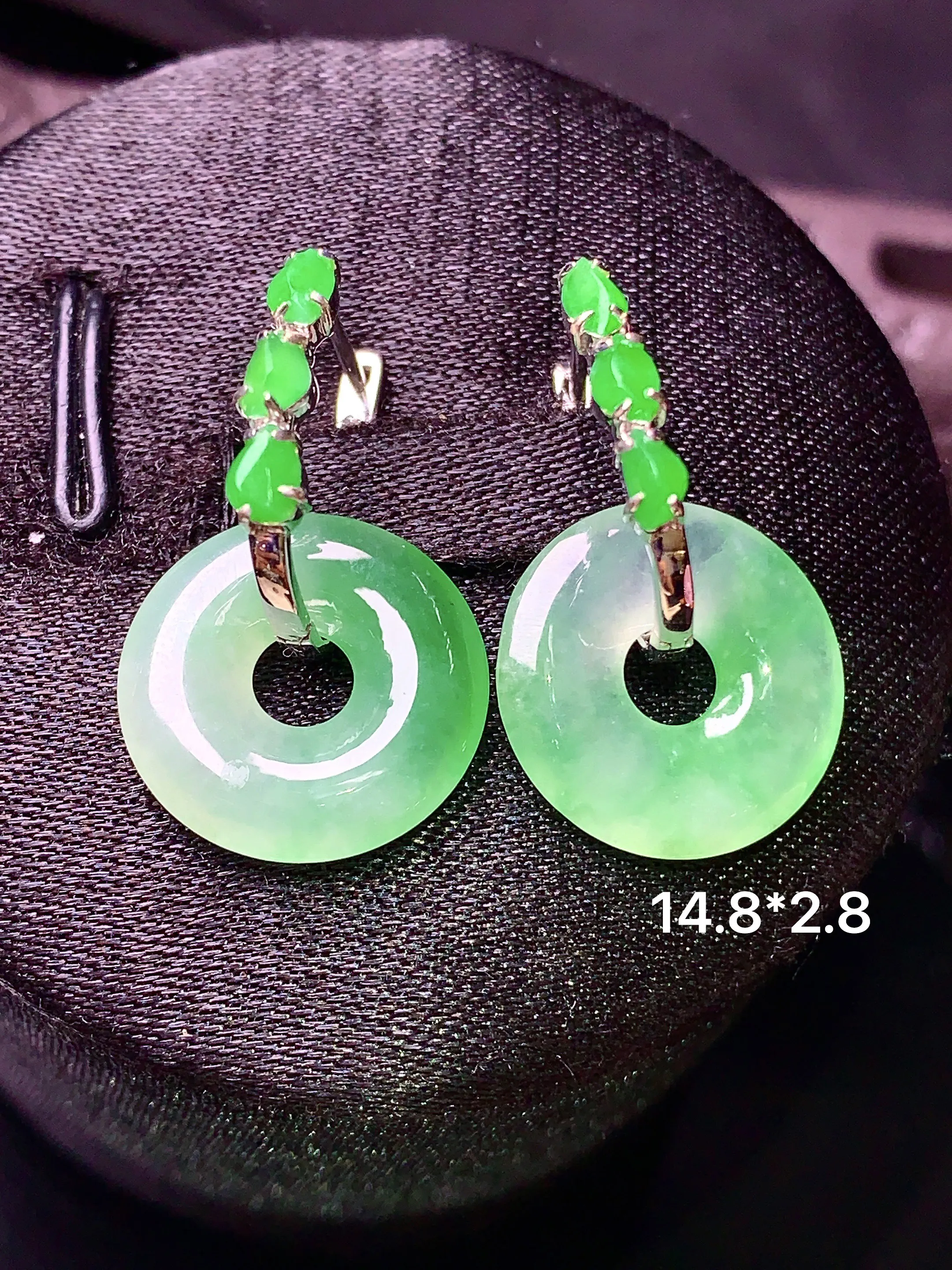 18k金镶嵌飘绿平安环耳坠 玉质细腻 色泽艳丽 水润亮眼  整体尺寸14.8*2.8