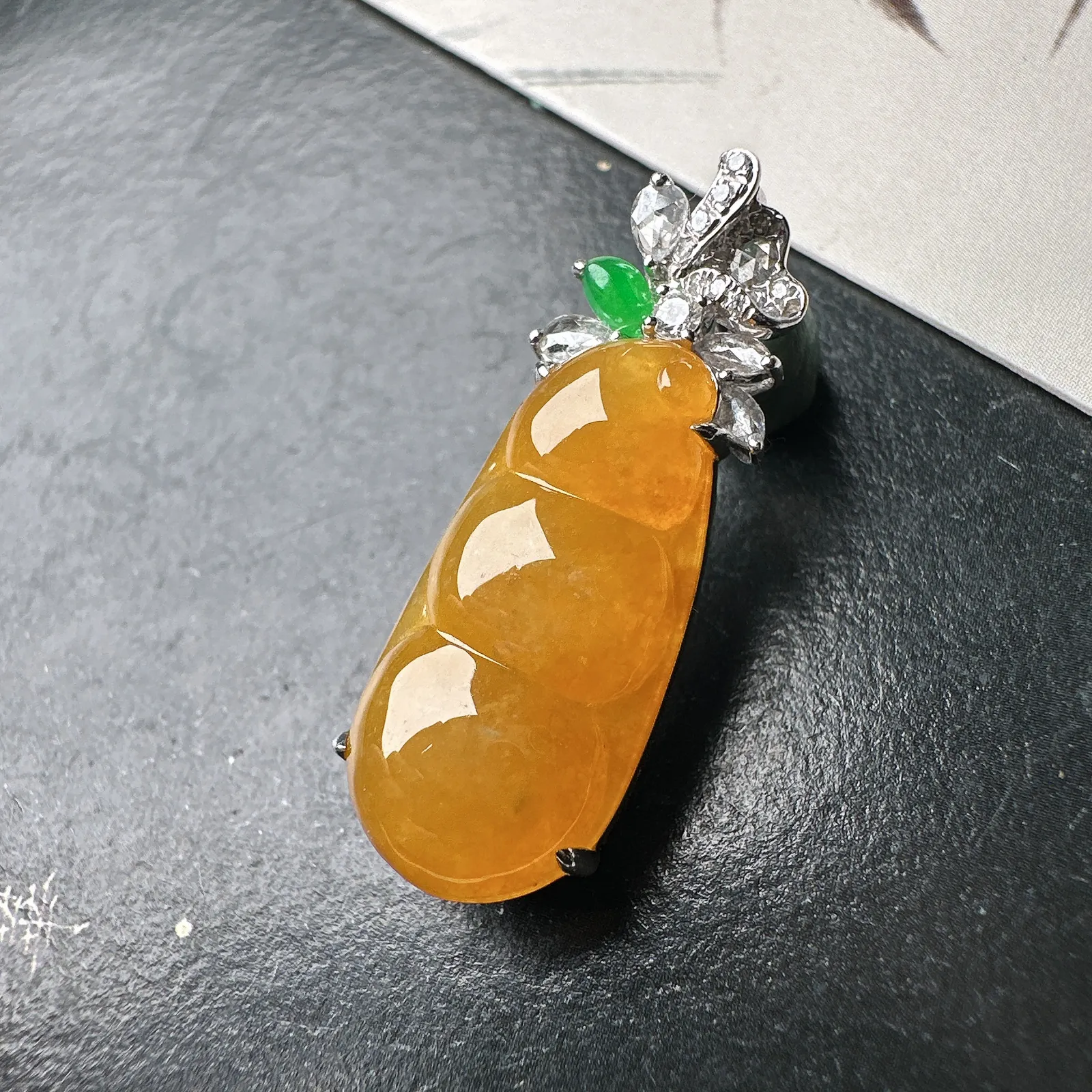 【冰种黄翡福豆吊坠】质地细腻，冰感十足，晶莹透亮，18K金钻镶嵌，裸石尺寸20.7*10.5*4.5毫米