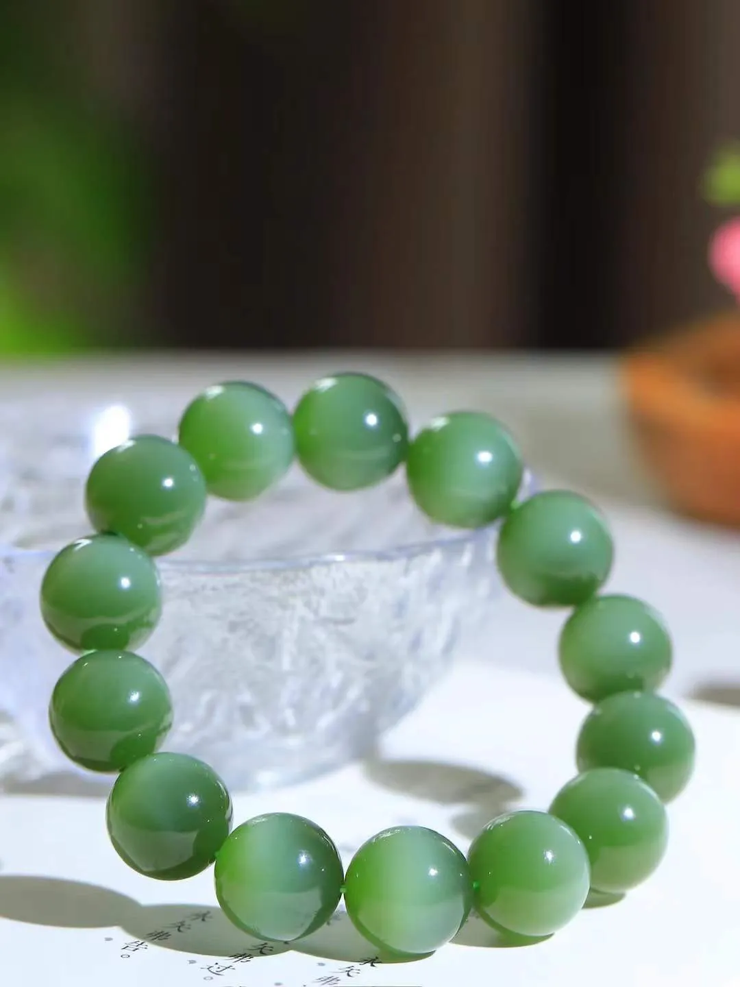 （猫眼手串）

收藏级和田玉碧玉猫眼圆珠手串 质地温润灵动 猫眼儿般的光中，有波光潋滟，也有梦幻清韵。行走于市井的喧嚣，相顾不言，便得清欢。重72.3克 尺寸取一14.7mm FDL-851052888