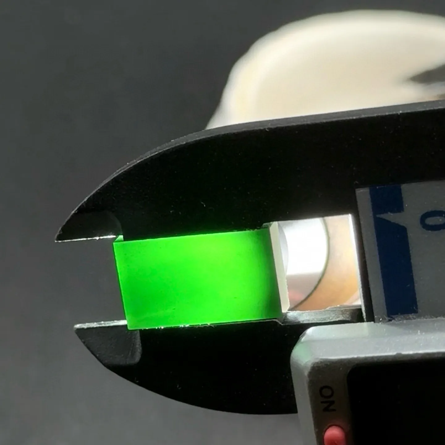 精品墨翠长方戒面一枚 种好色正 黑度极好 打灯通透油性十足  尺寸15.8