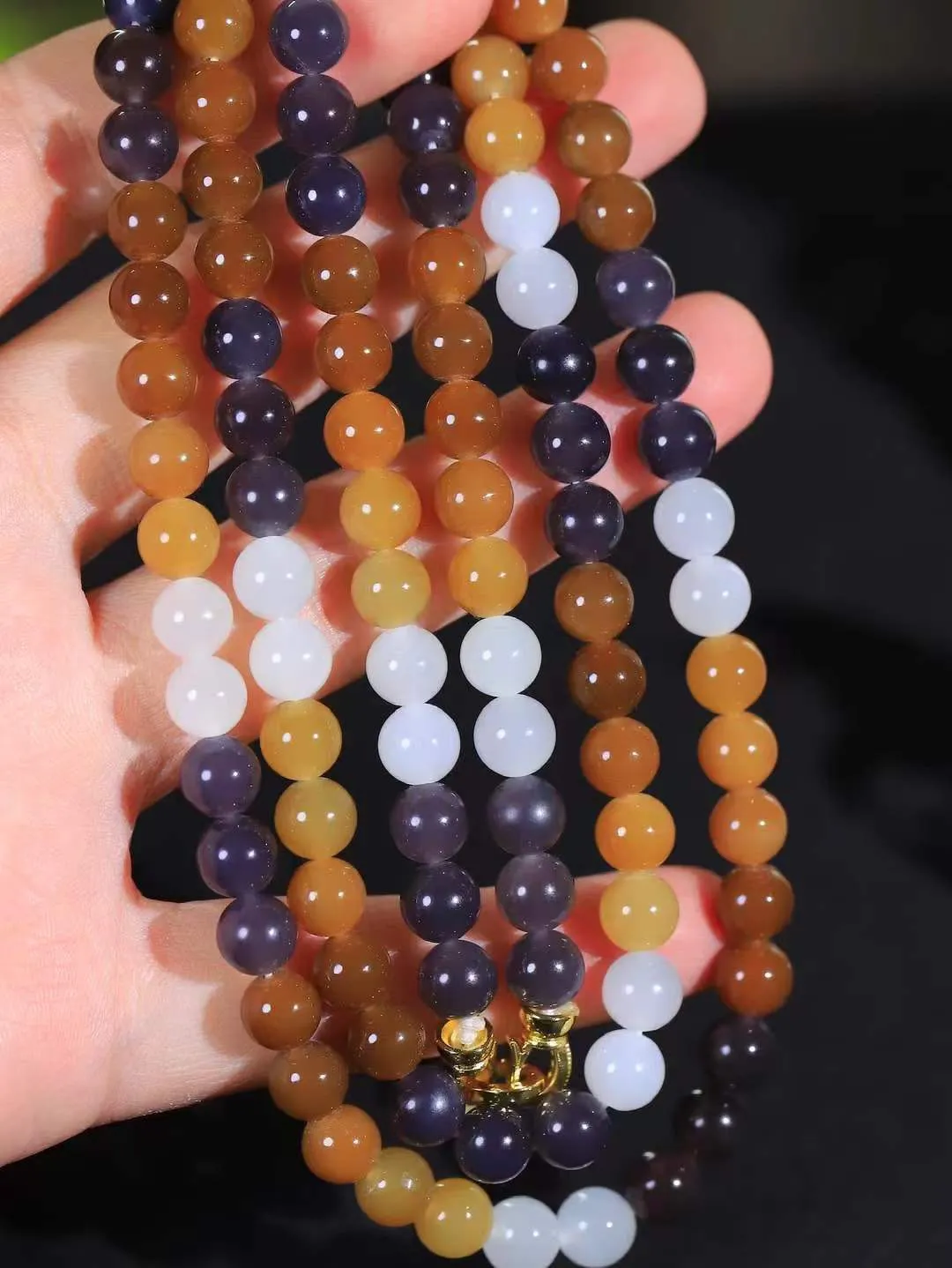 【珠圆玉润.项链】

精品和田玉三色珠圆玉润项链 玉质细腻油润 饱满光滑 质朴无华，悠远简单，人心境界远，百世修炼深，心灵常驻善意持，觉悟人生百世修。重83.4克 尺寸取一7.8mm  FDL-221092822