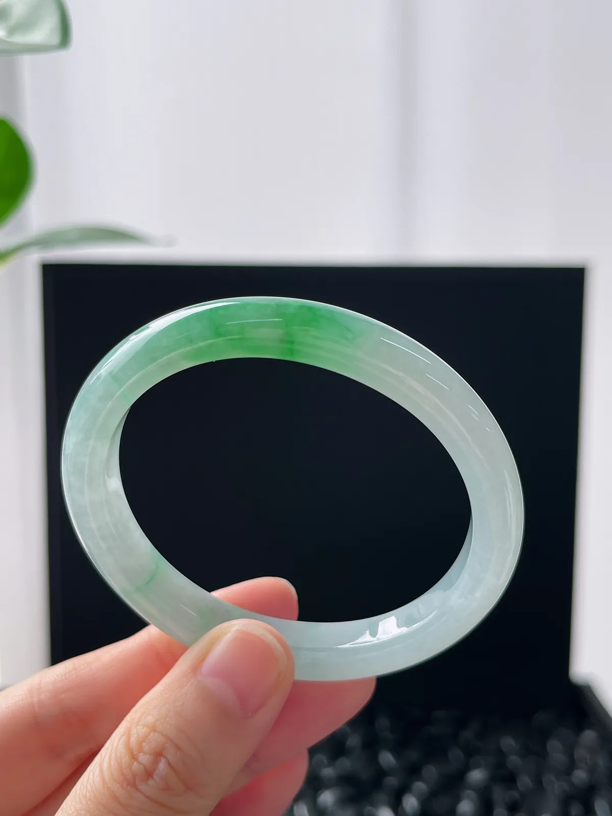 贵妃镯52圈口，翡翠冰糯种飘绿手镯