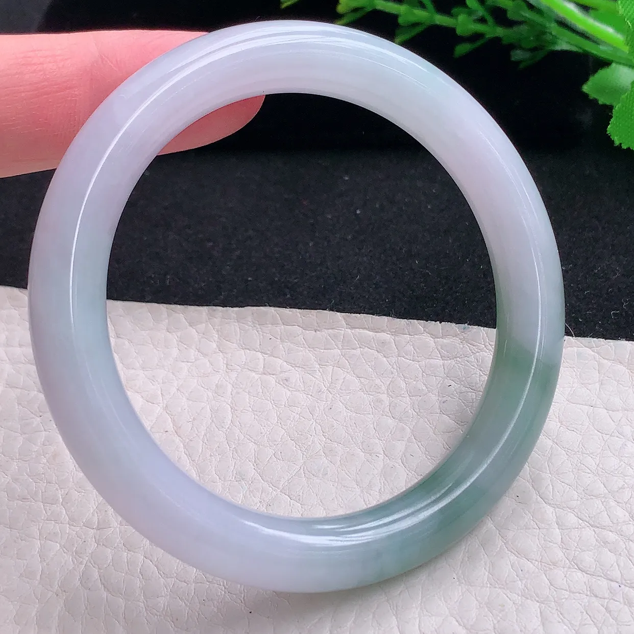 z自然光54*9.3*9美人镯 天然缅甸翡翠a货飘花秀气圆条珠宝玉手镯