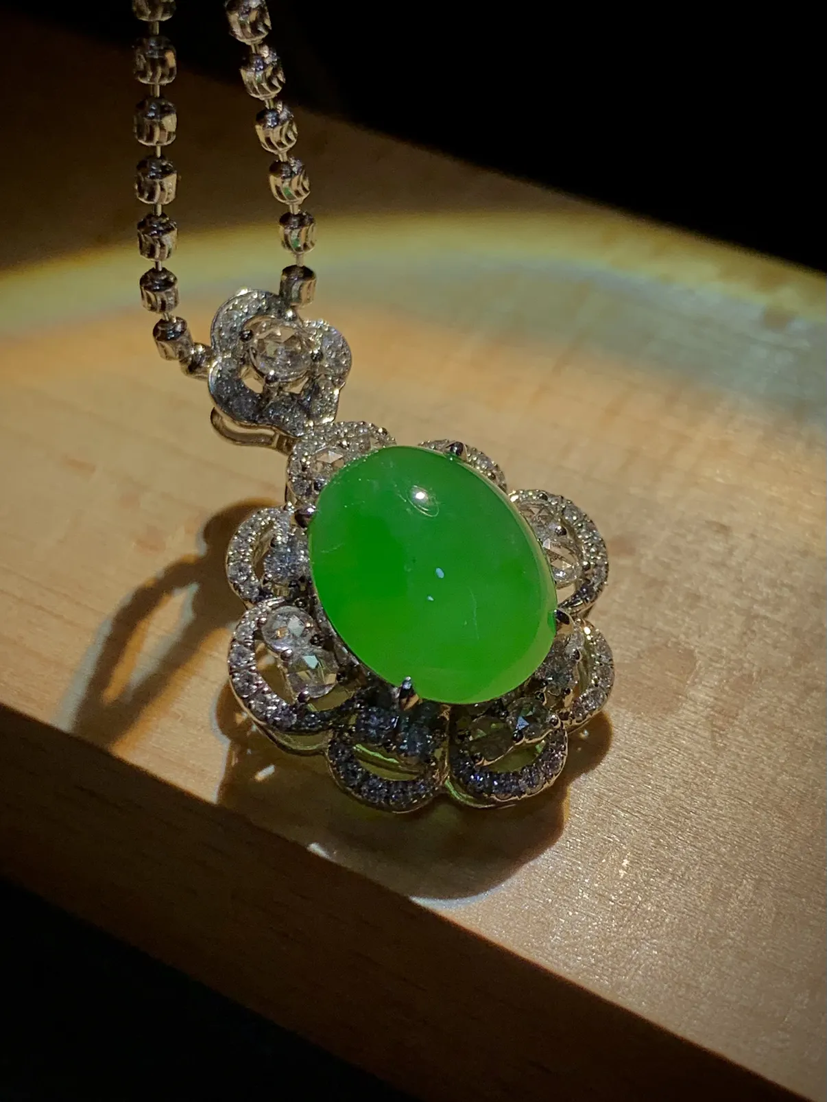 绿蛋面吊坠，裸石12.6-10.2-5mm，
整体28-18.5-11mm，
18K金，南非钻，不配链