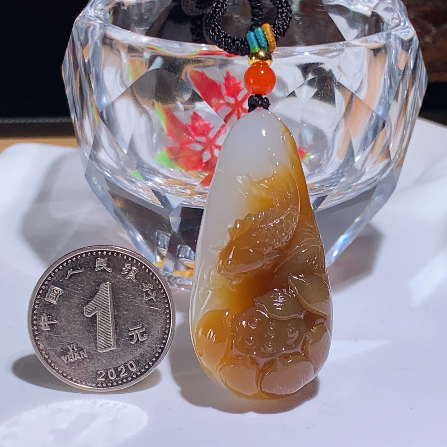 新疆和田玉且末糖连年有余挂件。尺寸44/22/15重21.8克 无裂无杂 玉质细腻油润 底色纯净 脂粉好，品质好。lt251029