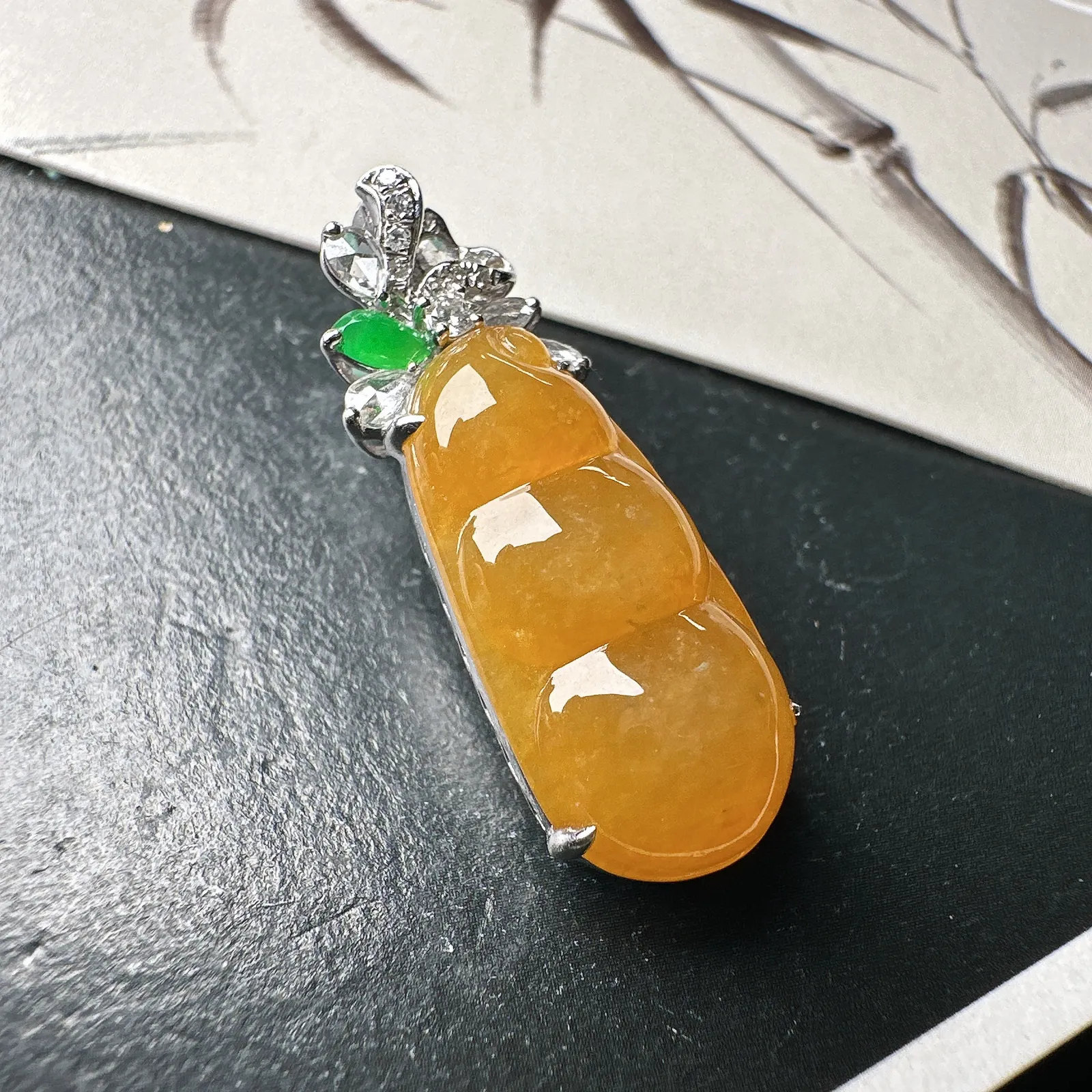 【冰种黄翡福豆吊坠】质地细腻，冰感十足，晶莹透亮，18K金钻镶嵌，裸石尺寸20.7*10.5*4.5