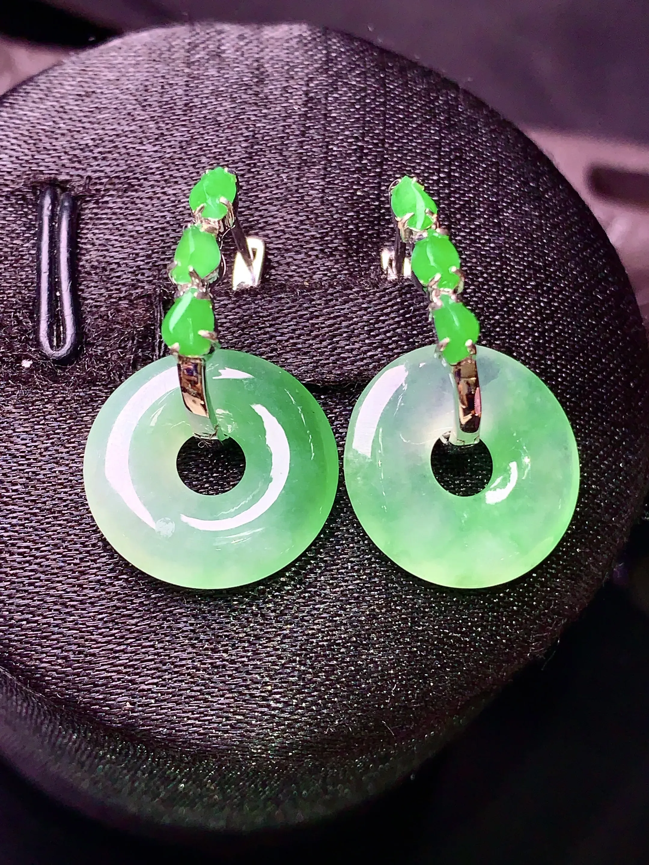 18k金镶嵌飘绿平安环耳坠 玉质细腻 色泽艳丽 水润亮眼  整体尺寸14.8*2.8