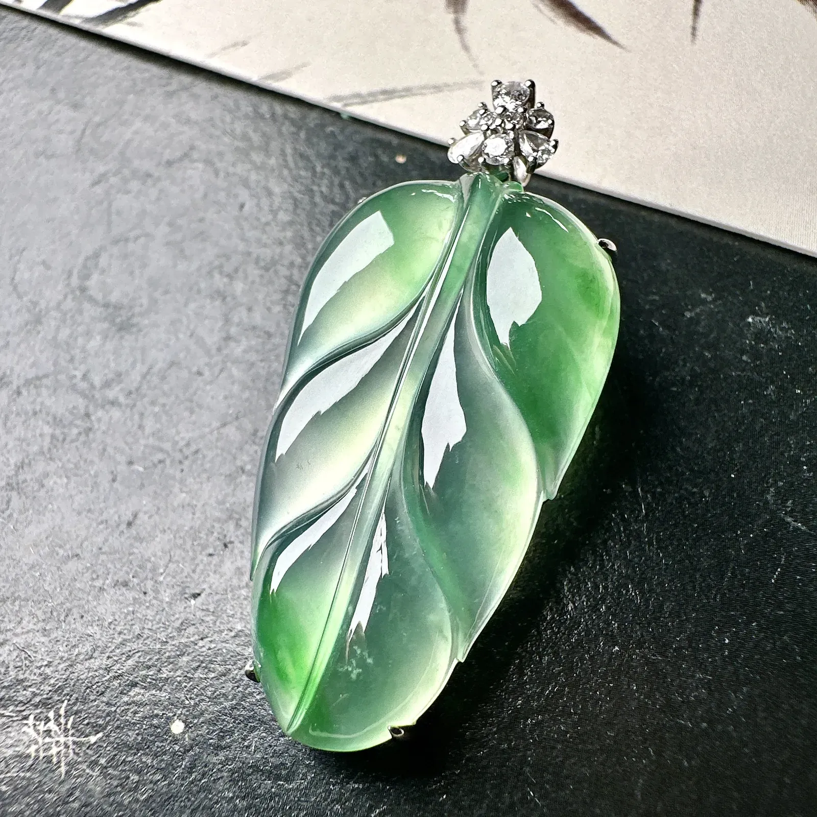 【冰种飘绿叶子】金枝玉叶，质地细腻，冰润透亮，光泽出众，18k金钻镶嵌，裸石尺寸32.6*18.2*4.8毫米
