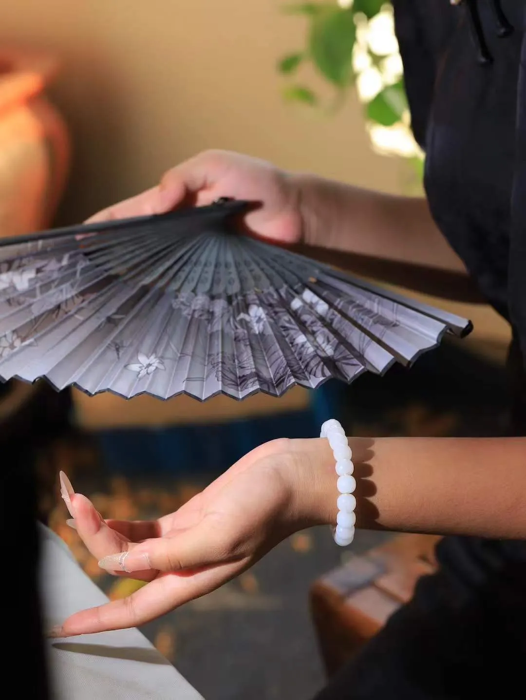 （老型珠.手串）

精品 和田玉白玉老型珠手串，玉质细腻油润 饱满光滑 质朴无华，悠远简单，人心境