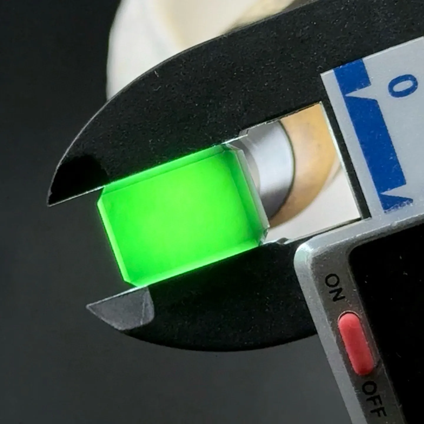 墨翠八角方戒面裸石一枚 种好色正 黑度极好 打灯通透 油性十足 尺寸15.4